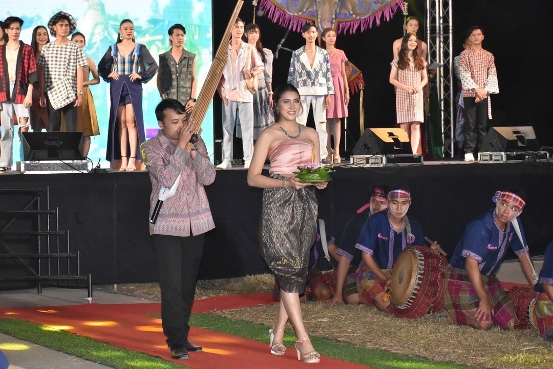 จัดใหญ่ทั่วเมือง…งานประเพณีลอยกระทง ประจำปี 2565 พช.มหาสารคาม ร่วมพิธีเปิดงาน พร้อมนำสินค้า OTOP จำหน่ายในงาน
