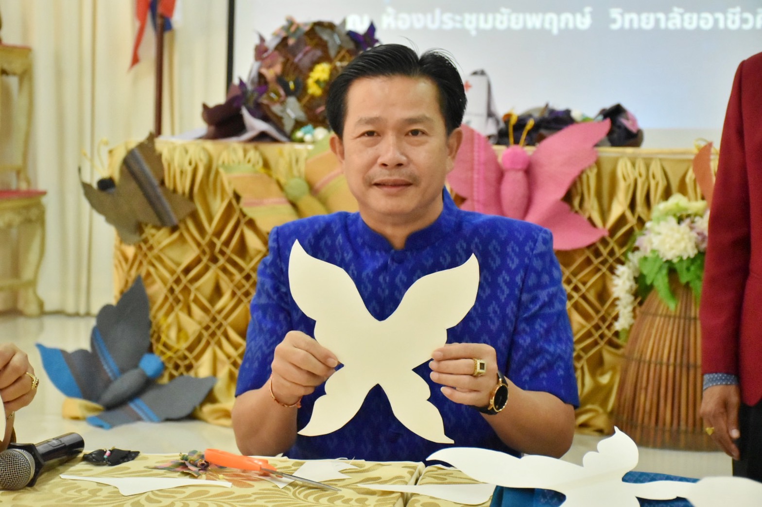 ชาวมหาสารคาม พร้อมใจ “ประดิษฐ์ผีเสื้อจากผ้าไทย” เพื่อนำไปใช้กิจกรรมออกร้านมัจฉากาชาด ในงานกาชาดประจำปี 2565