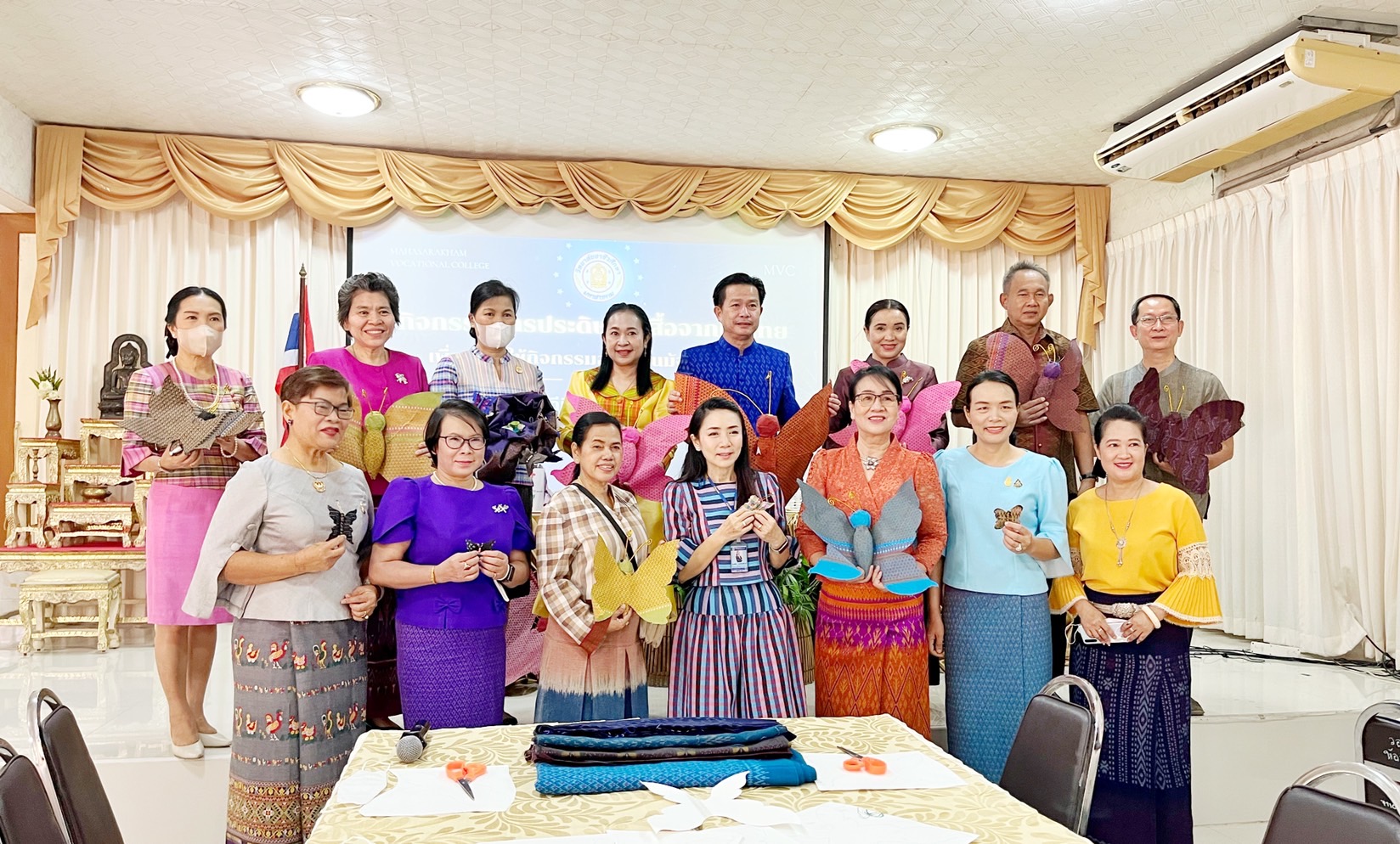 ชาวมหาสารคาม พร้อมใจ “ประดิษฐ์ผีเสื้อจากผ้าไทย” เพื่อนำไปใช้กิจกรรมออกร้านมัจฉากาชาด ในงานกาชาดประจำปี 2565