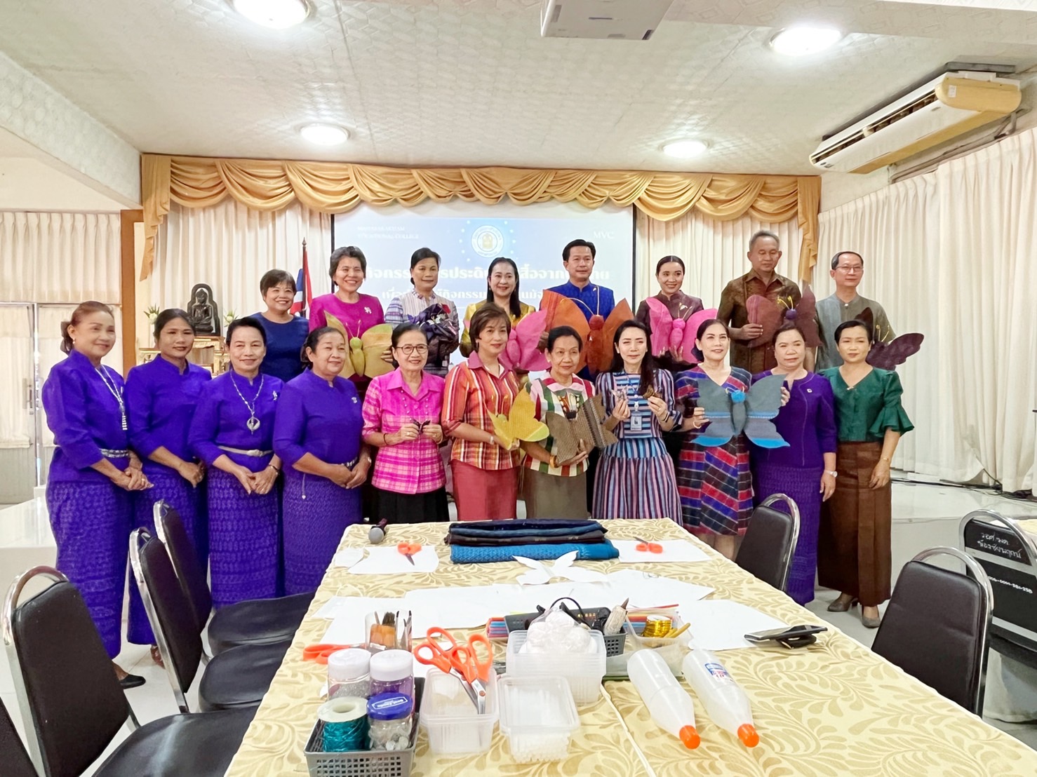 ชาวมหาสารคาม พร้อมใจ “ประดิษฐ์ผีเสื้อจากผ้าไทย” เพื่อนำไปใช้กิจกรรมออกร้านมัจฉากาชาด ในงานกาชาดประจำปี 2565