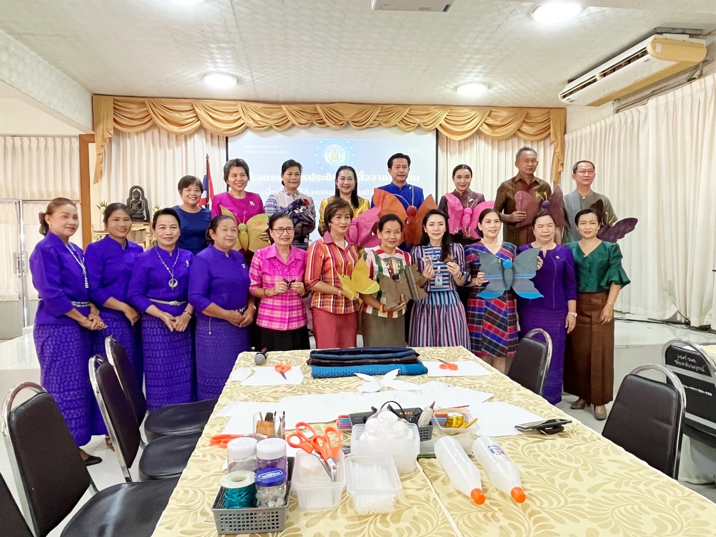 ชาวมหาสารคาม พร้อมใจ “ประดิษฐ์ผีเสื้อจากผ้าไทย” เพื่อนำไปใช้กิจกรรมออกร้านมัจฉากาชาด ในงานกาชาดประจำปี 2565