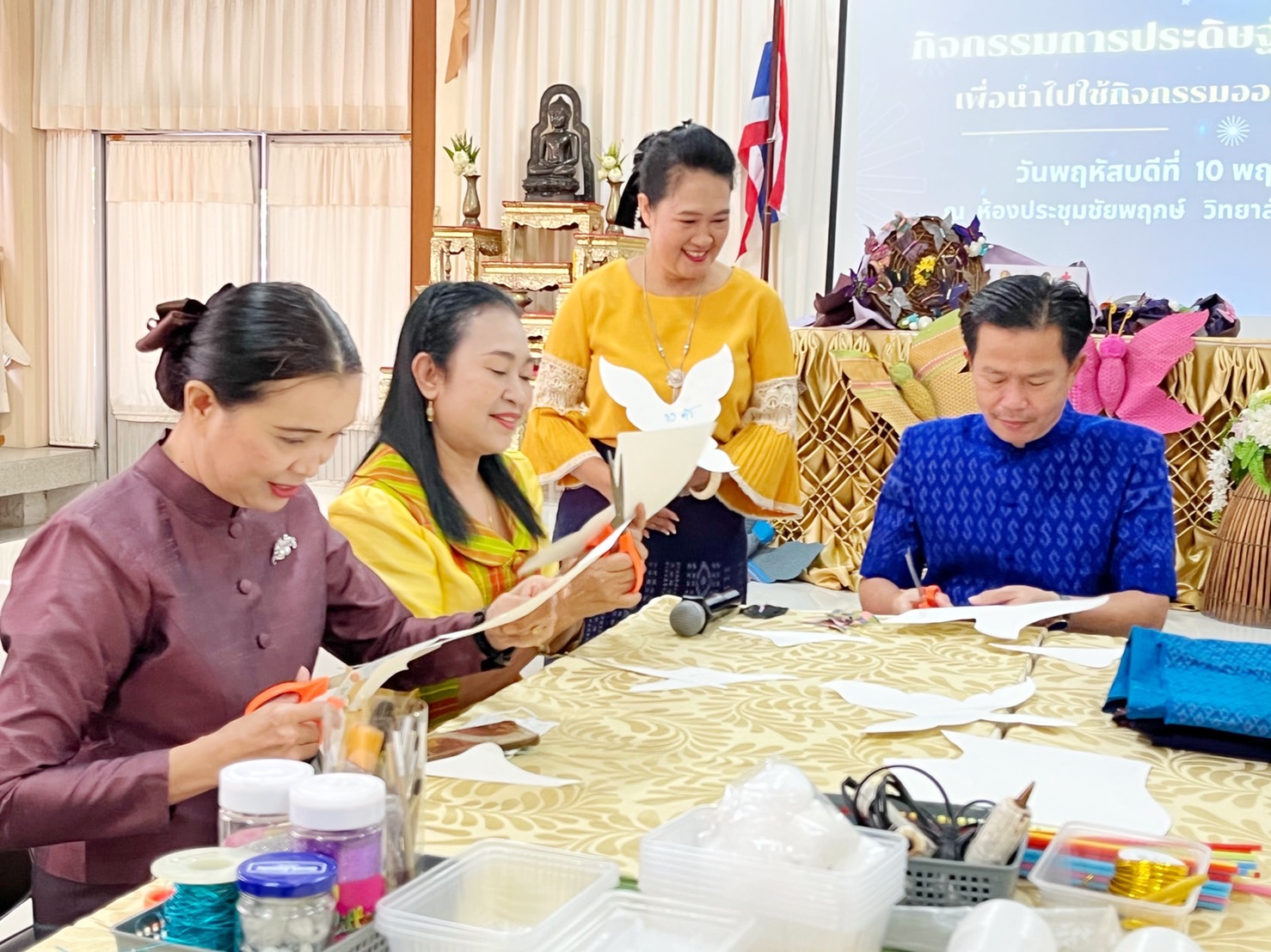 ชาวมหาสารคาม พร้อมใจ “ประดิษฐ์ผีเสื้อจากผ้าไทย” เพื่อนำไปใช้กิจกรรมออกร้านมัจฉากาชาด ในงานกาชาดประจำปี 2565