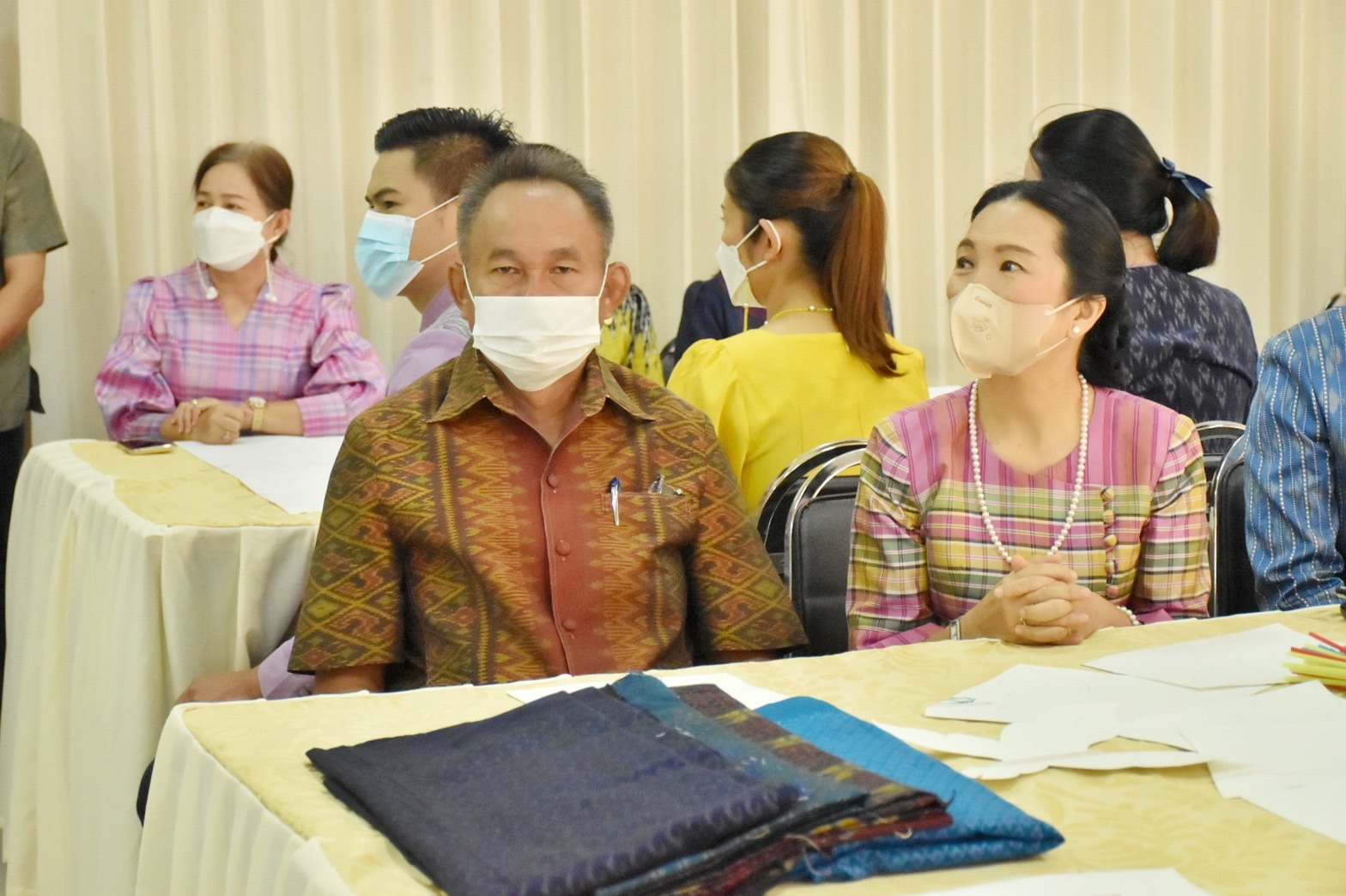 ชาวมหาสารคาม พร้อมใจ “ประดิษฐ์ผีเสื้อจากผ้าไทย” เพื่อนำไปใช้กิจกรรมออกร้านมัจฉากาชาด ในงานกาชาดประจำปี 2565