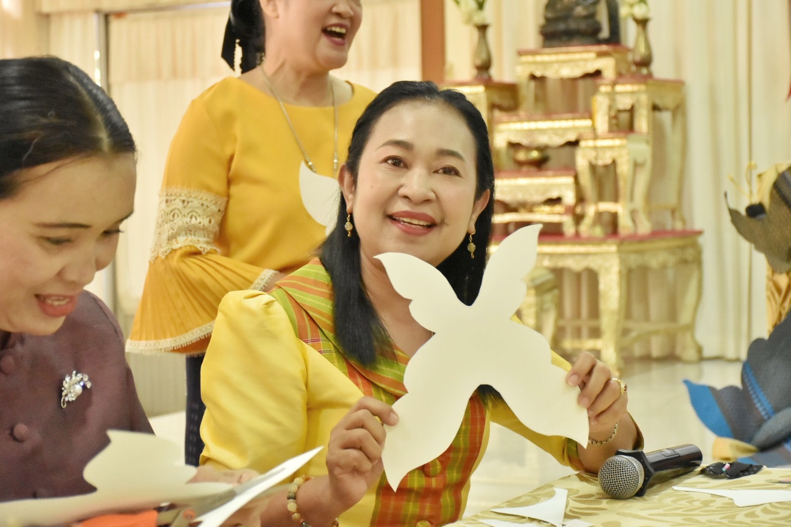 ชาวมหาสารคาม พร้อมใจ “ประดิษฐ์ผีเสื้อจากผ้าไทย” เพื่อนำไปใช้กิจกรรมออกร้านมัจฉากาชาด ในงานกาชาดประจำปี 2565