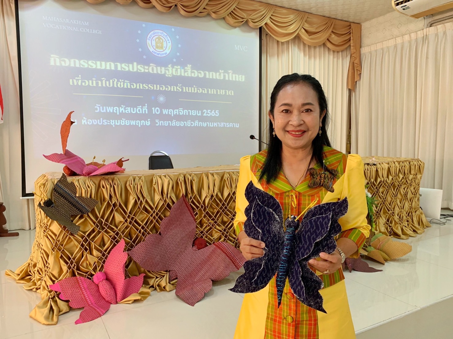 ชาวมหาสารคาม พร้อมใจ “ประดิษฐ์ผีเสื้อจากผ้าไทย” เพื่อนำไปใช้กิจกรรมออกร้านมัจฉากาชาด ในงานกาชาดประจำปี 2565