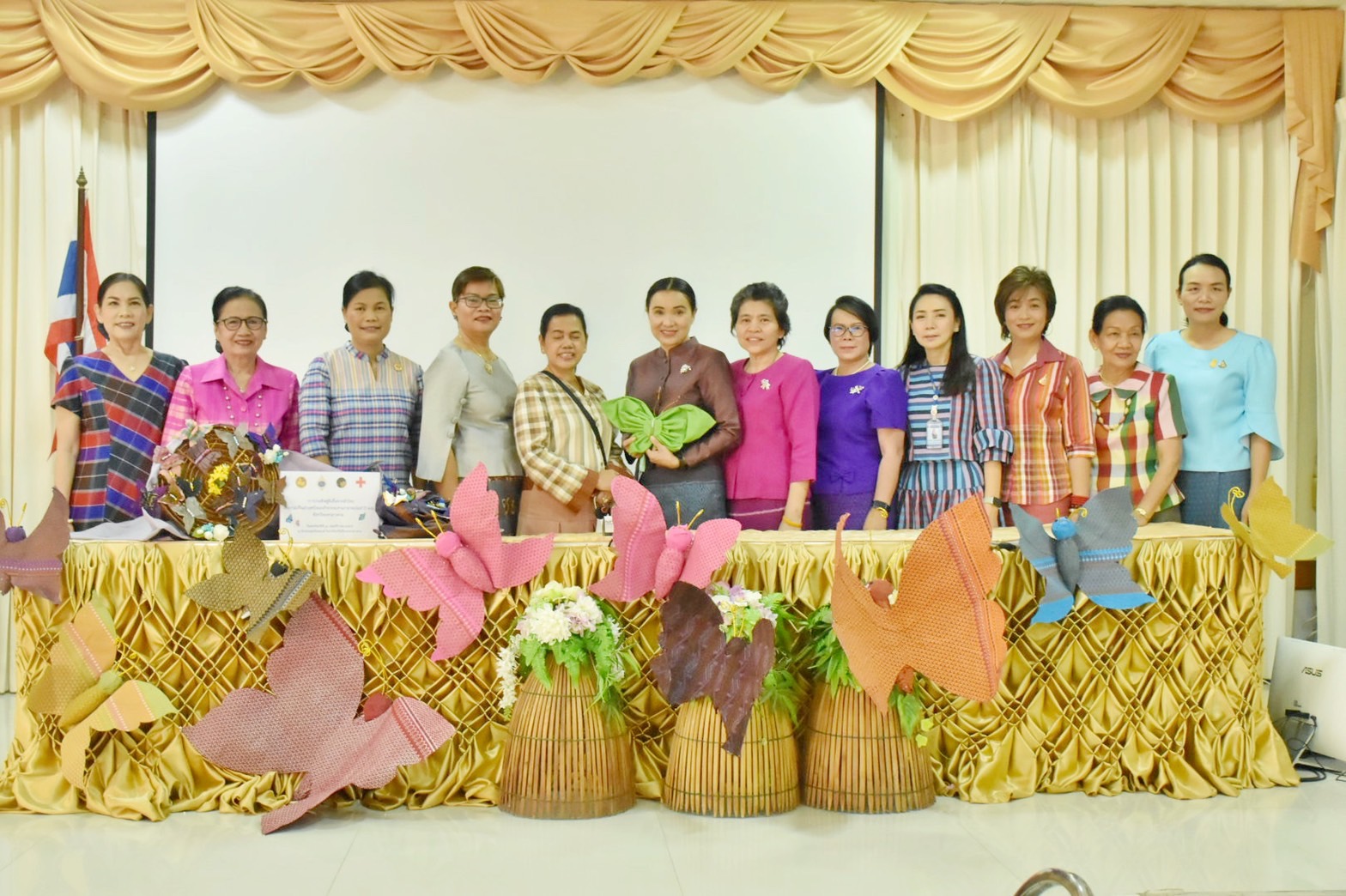 ชาวมหาสารคาม พร้อมใจ “ประดิษฐ์ผีเสื้อจากผ้าไทย” เพื่อนำไปใช้กิจกรรมออกร้านมัจฉากาชาด ในงานกาชาดประจำปี 2565