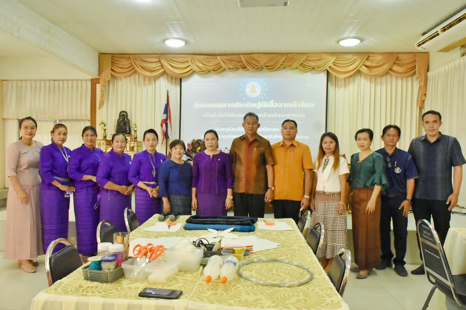 ชาวมหาสารคาม พร้อมใจ “ประดิษฐ์ผีเสื้อจากผ้าไทย” เพื่อนำไปใช้กิจกรรมออกร้านมัจฉากาชาด ในงานกาชาดประจำปี 2565