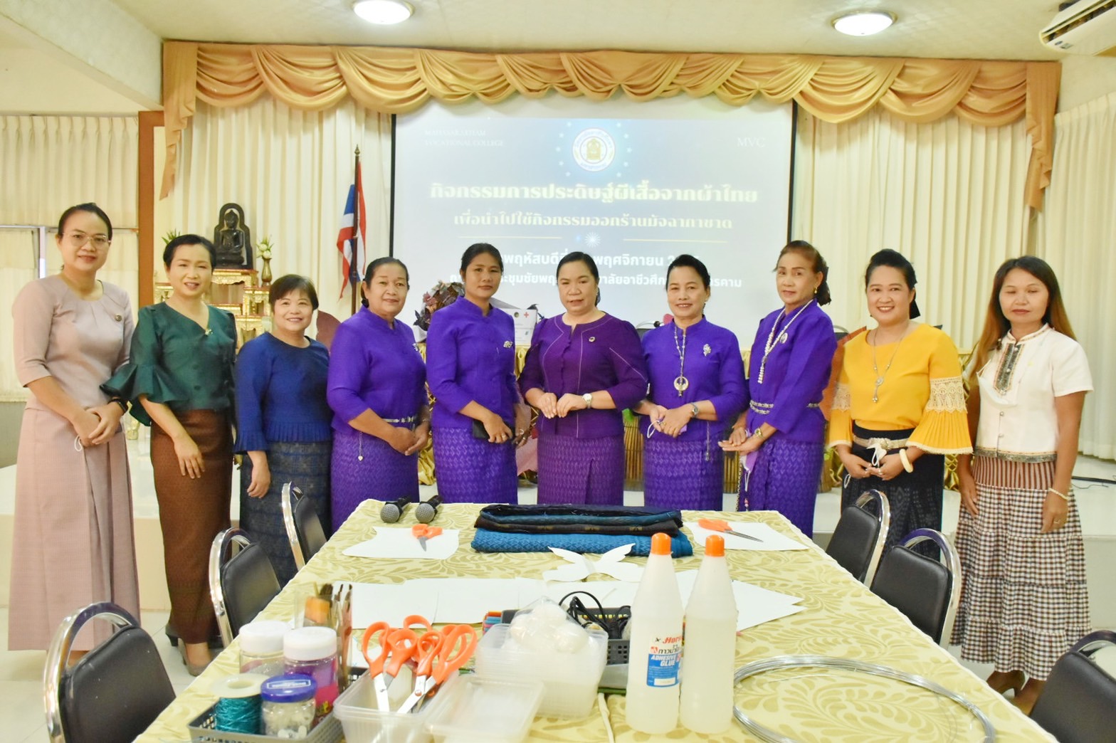 ชาวมหาสารคาม พร้อมใจ “ประดิษฐ์ผีเสื้อจากผ้าไทย” เพื่อนำไปใช้กิจกรรมออกร้านมัจฉากาชาด ในงานกาชาดประจำปี 2565
