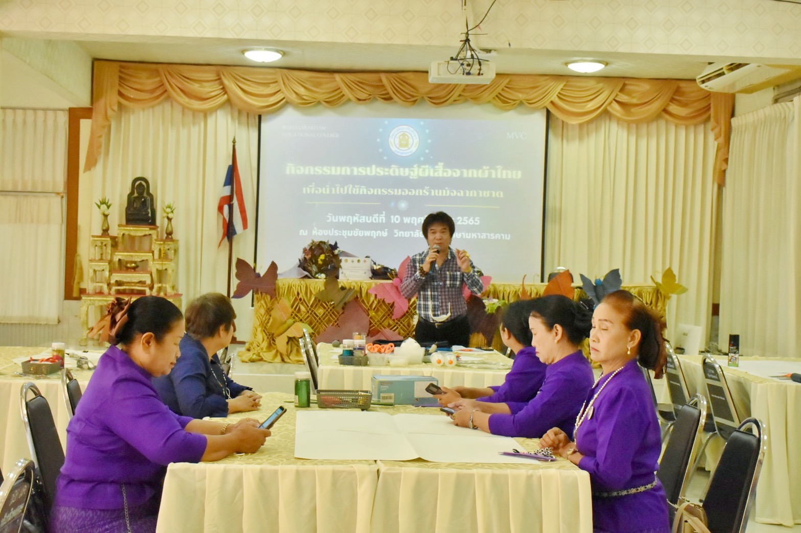 ชาวมหาสารคาม พร้อมใจ “ประดิษฐ์ผีเสื้อจากผ้าไทย” เพื่อนำไปใช้กิจกรรมออกร้านมัจฉากาชาด ในงานกาชาดประจำปี 2565