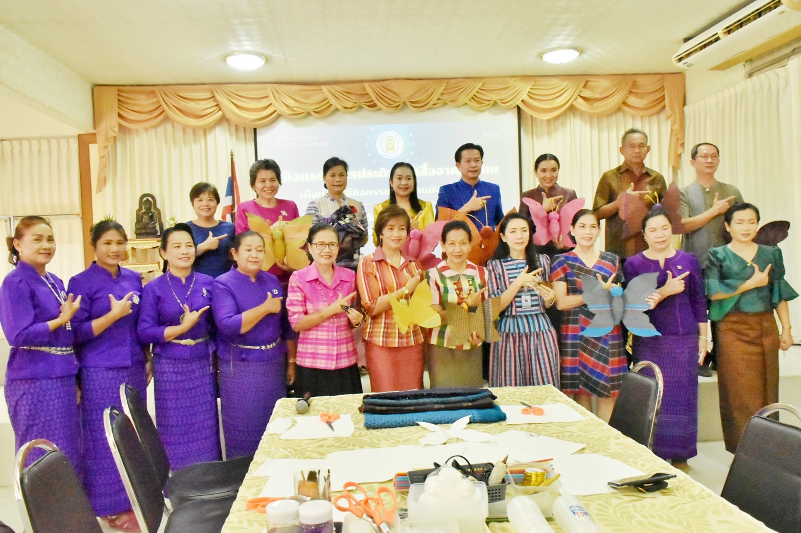 ชาวมหาสารคาม พร้อมใจ “ประดิษฐ์ผีเสื้อจากผ้าไทย” เพื่อนำไปใช้กิจกรรมออกร้านมัจฉากาชาด ในงานกาชาดประจำปี 2565