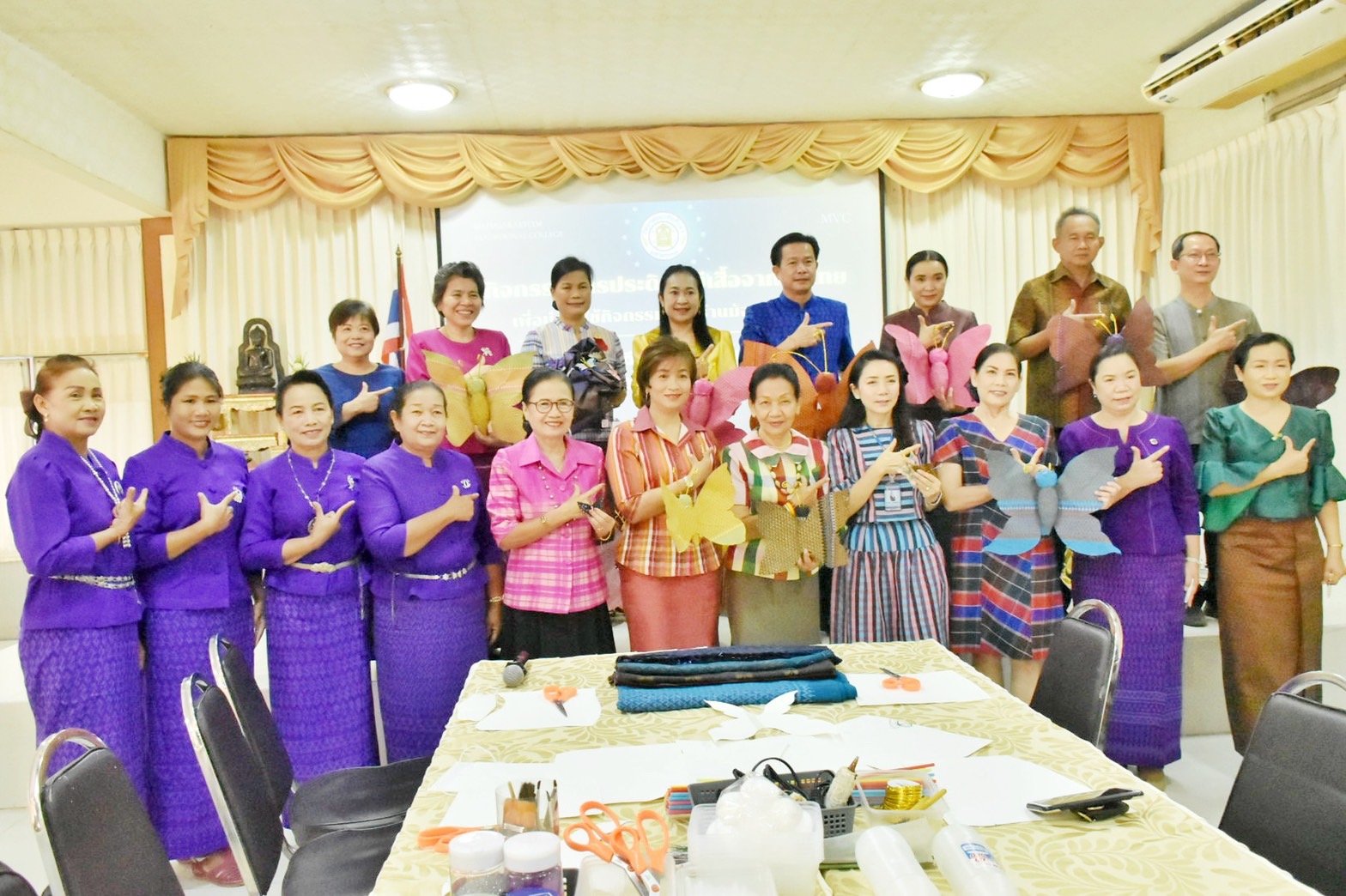ชาวมหาสารคาม พร้อมใจ “ประดิษฐ์ผีเสื้อจากผ้าไทย” เพื่อนำไปใช้กิจกรรมออกร้านมัจฉากาชาด ในงานกาชาดประจำปี 2565