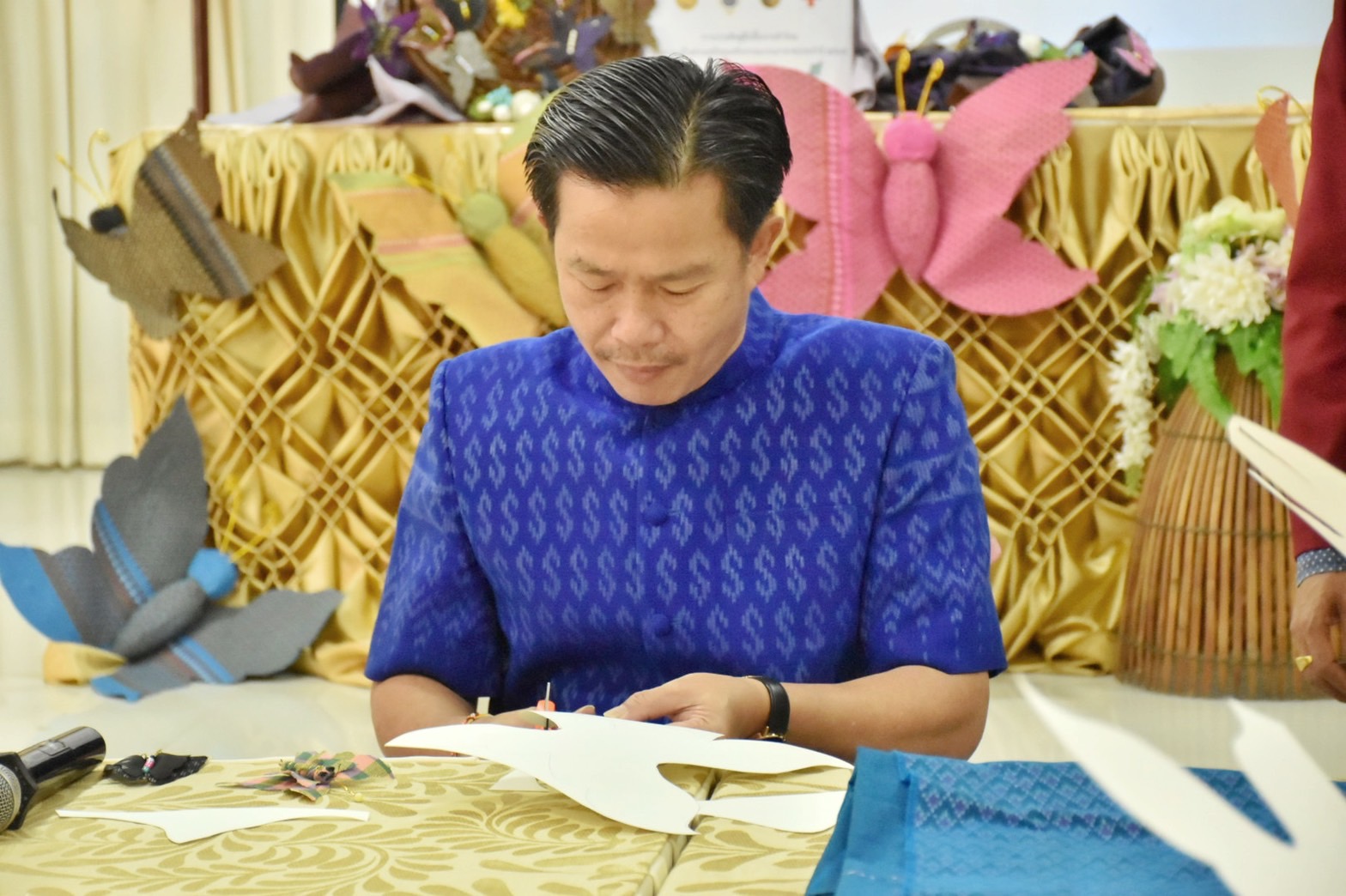ชาวมหาสารคาม พร้อมใจ “ประดิษฐ์ผีเสื้อจากผ้าไทย” เพื่อนำไปใช้กิจกรรมออกร้านมัจฉากาชาด ในงานกาชาดประจำปี 2565