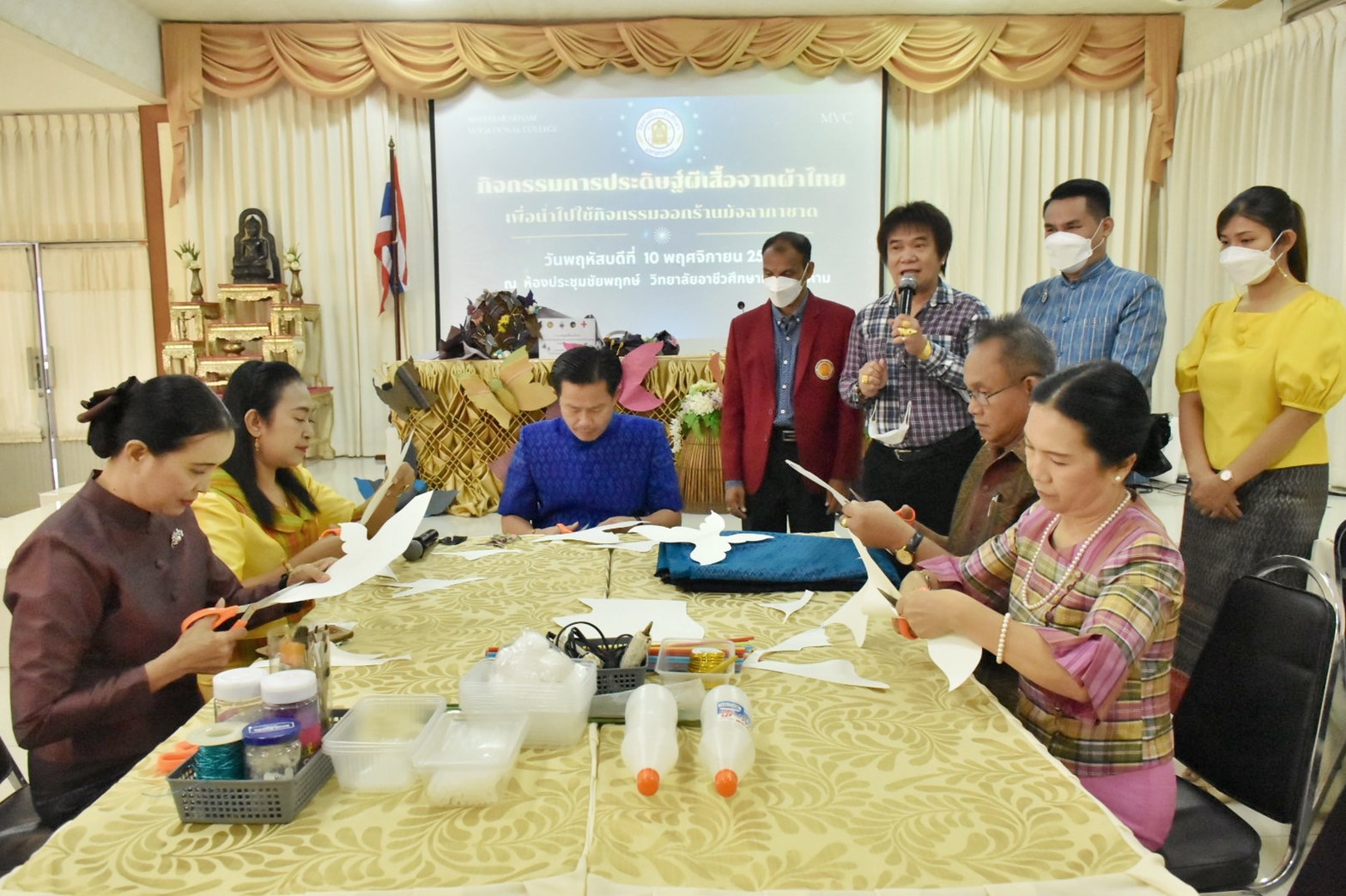 ชาวมหาสารคาม พร้อมใจ “ประดิษฐ์ผีเสื้อจากผ้าไทย” เพื่อนำไปใช้กิจกรรมออกร้านมัจฉากาชาด ในงานกาชาดประจำปี 2565