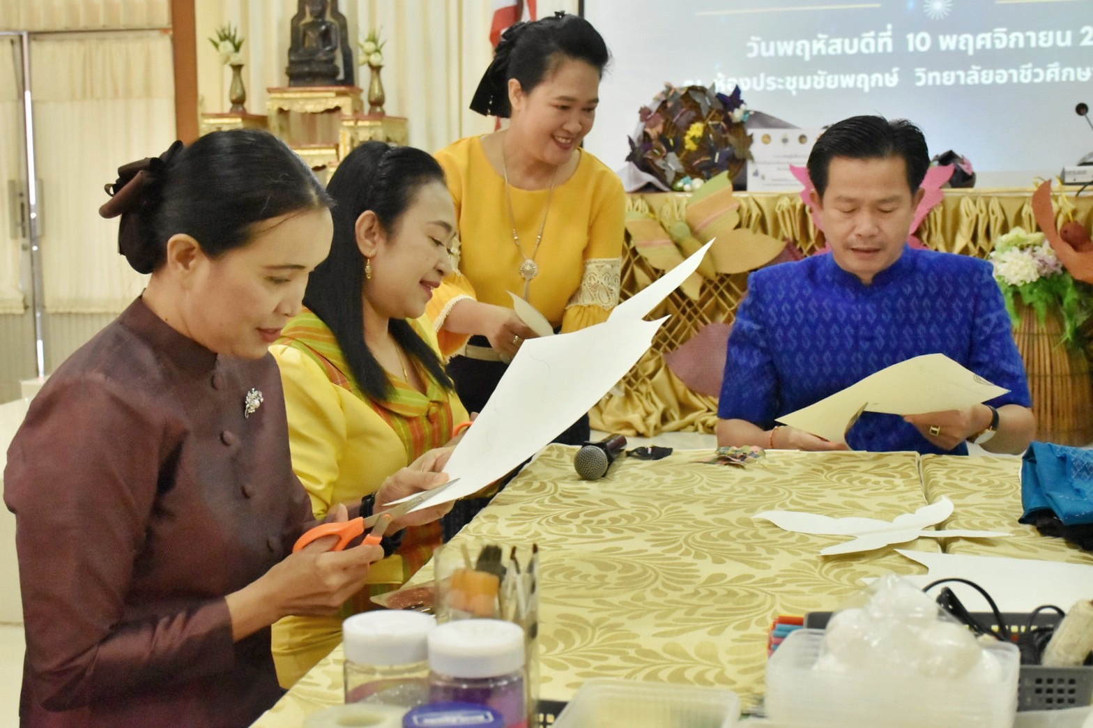 ชาวมหาสารคาม พร้อมใจ “ประดิษฐ์ผีเสื้อจากผ้าไทย” เพื่อนำไปใช้กิจกรรมออกร้านมัจฉากาชาด ในงานกาชาดประจำปี 2565