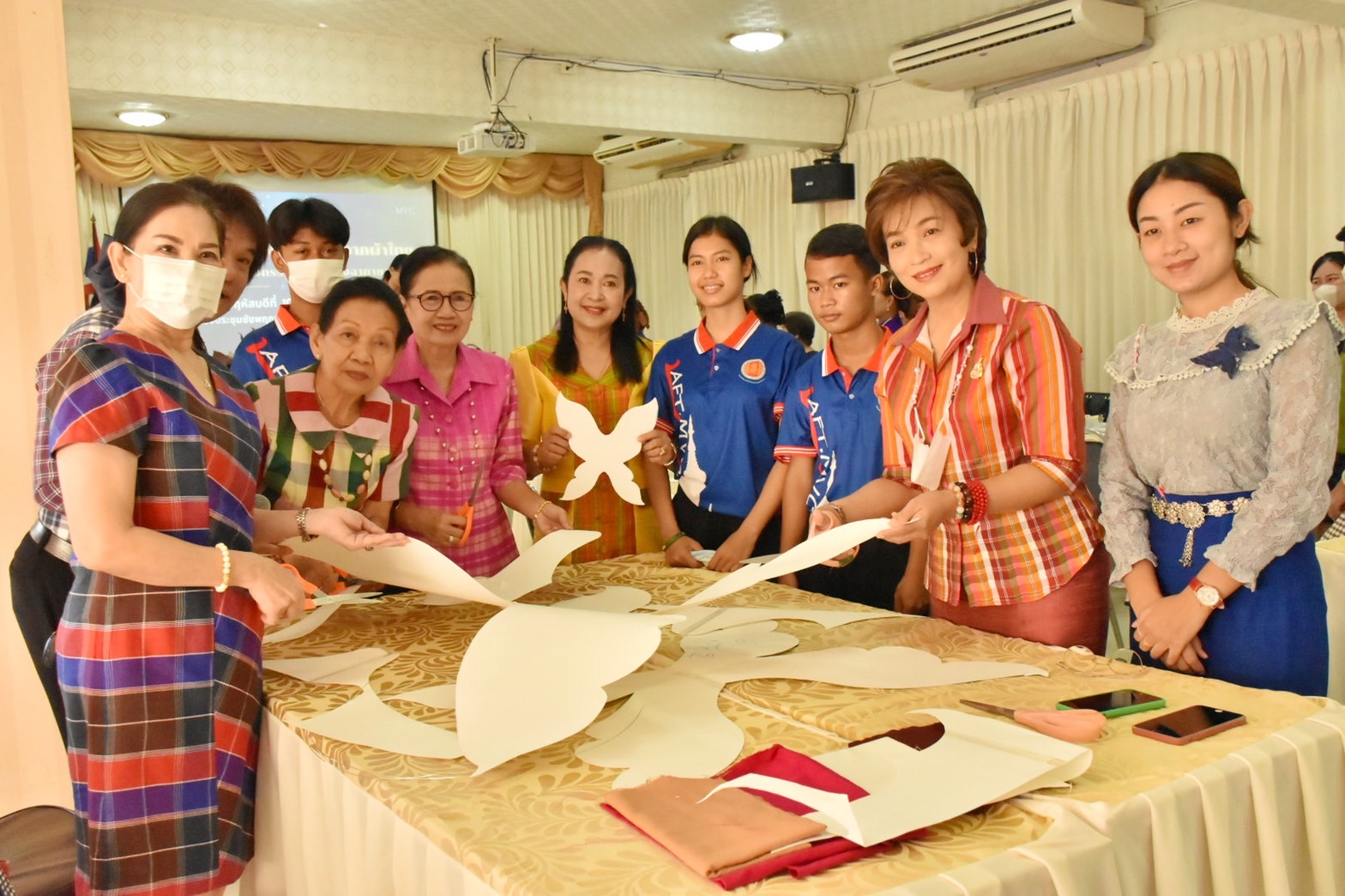 ชาวมหาสารคาม พร้อมใจ “ประดิษฐ์ผีเสื้อจากผ้าไทย” เพื่อนำไปใช้กิจกรรมออกร้านมัจฉากาชาด ในงานกาชาดประจำปี 2565