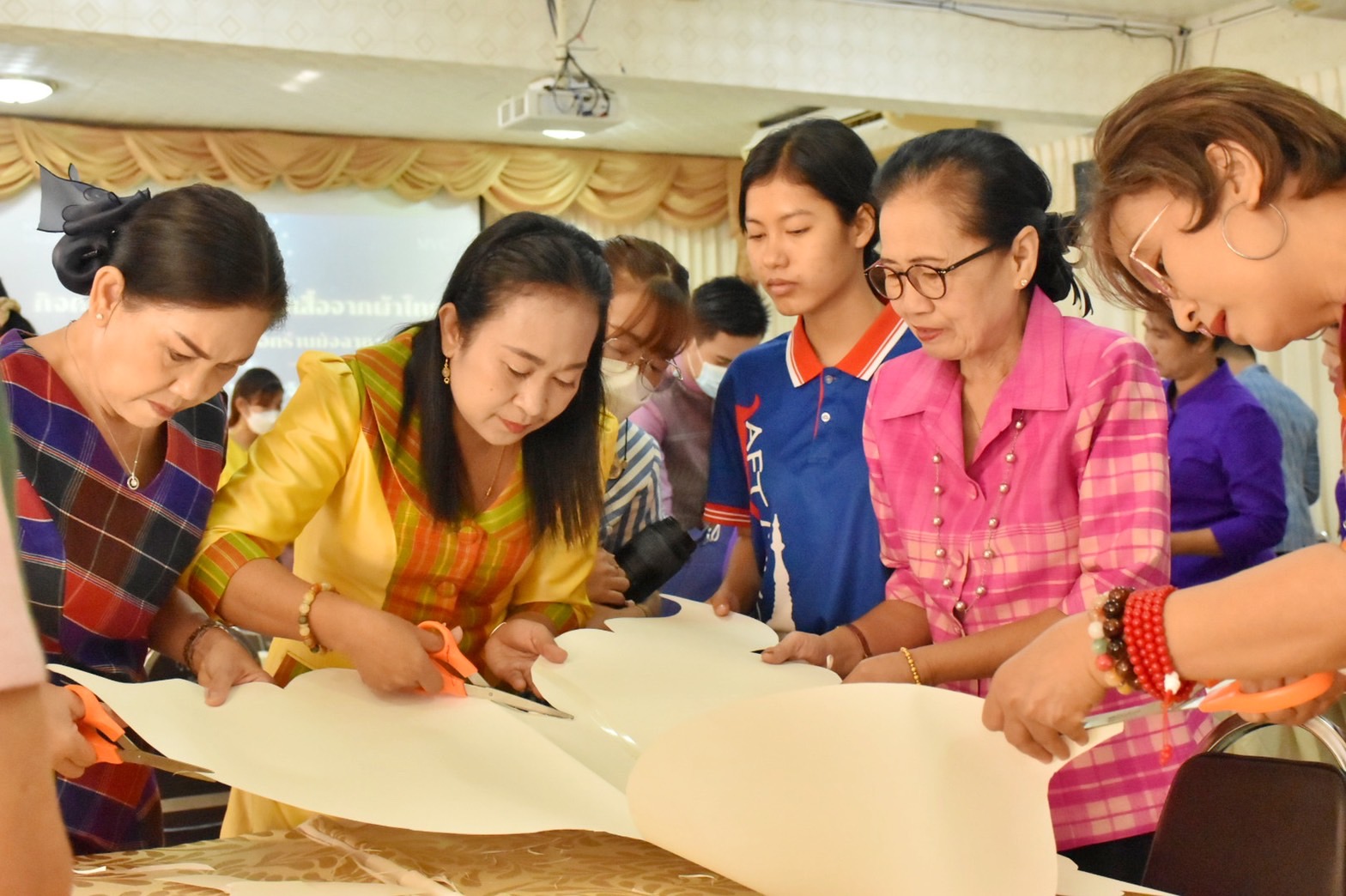 ชาวมหาสารคาม พร้อมใจ “ประดิษฐ์ผีเสื้อจากผ้าไทย” เพื่อนำไปใช้กิจกรรมออกร้านมัจฉากาชาด ในงานกาชาดประจำปี 2565