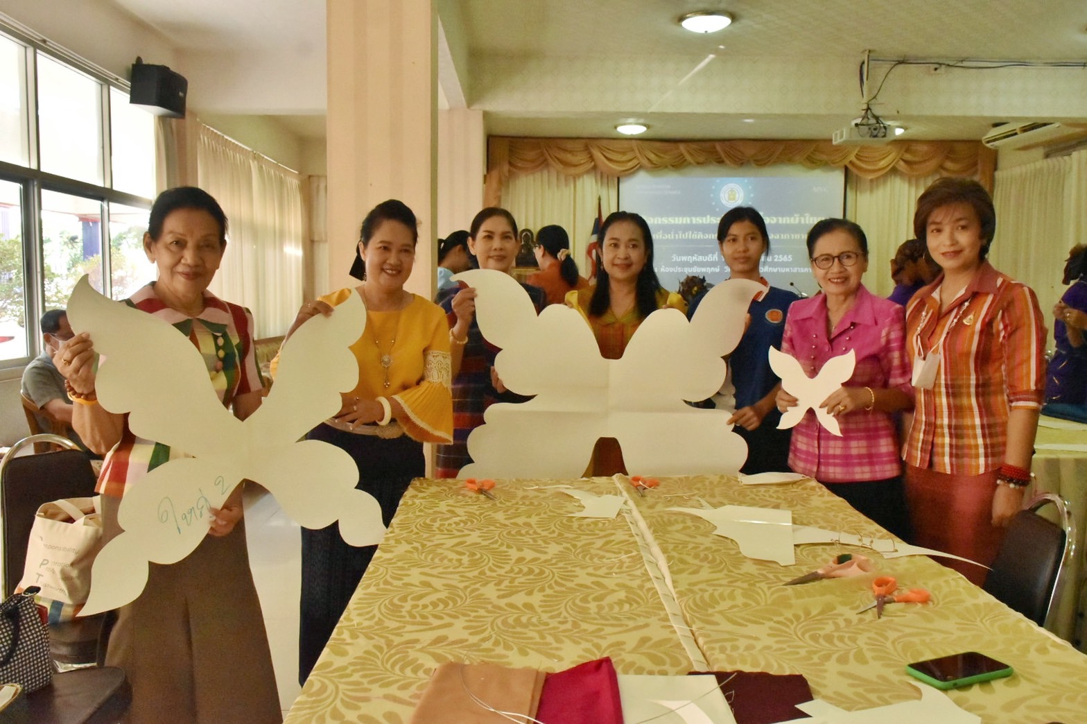ชาวมหาสารคาม พร้อมใจ “ประดิษฐ์ผีเสื้อจากผ้าไทย” เพื่อนำไปใช้กิจกรรมออกร้านมัจฉากาชาด ในงานกาชาดประจำปี 2565