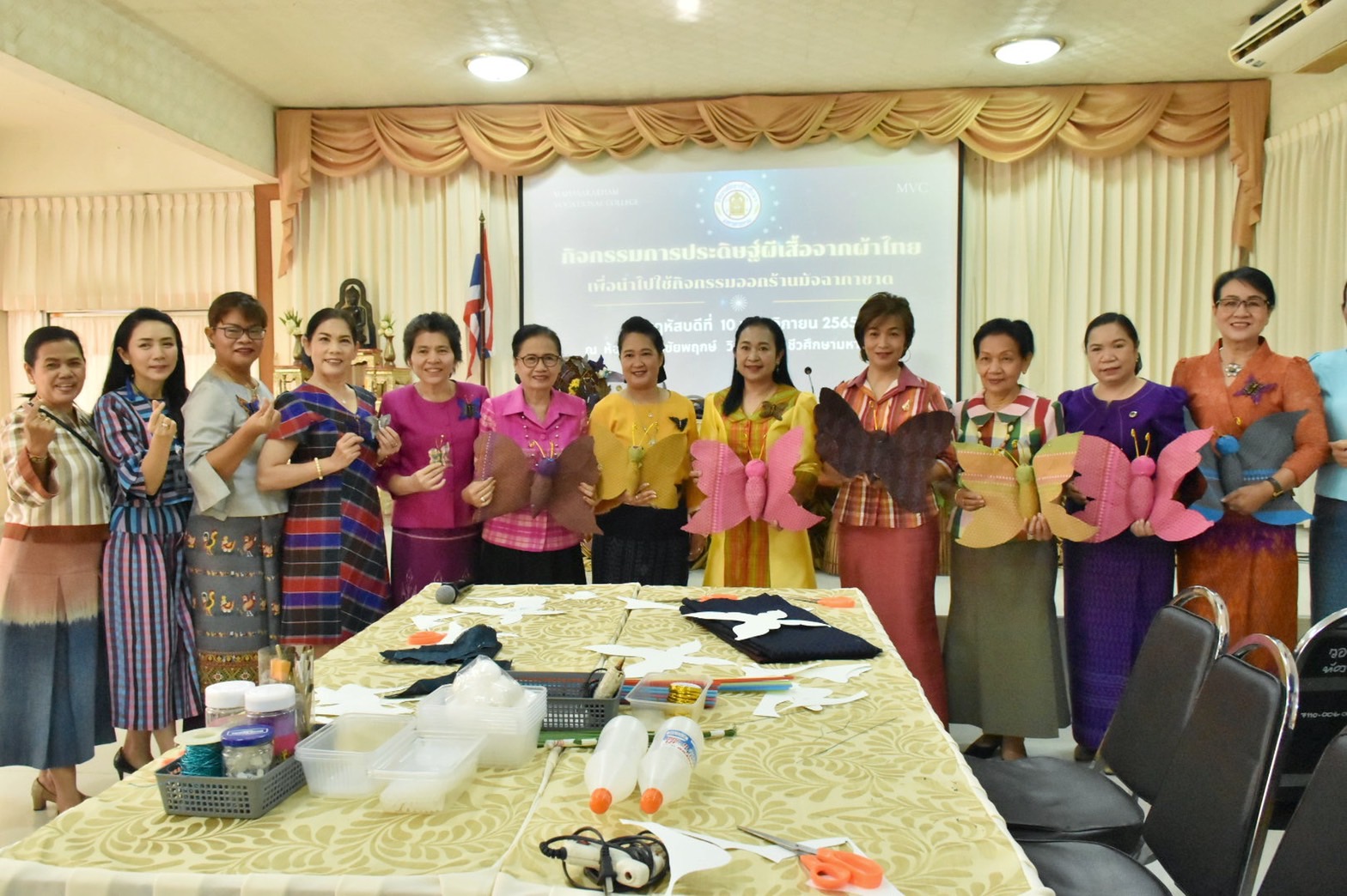 ชาวมหาสารคาม พร้อมใจ “ประดิษฐ์ผีเสื้อจากผ้าไทย” เพื่อนำไปใช้กิจกรรมออกร้านมัจฉากาชาด ในงานกาชาดประจำปี 2565