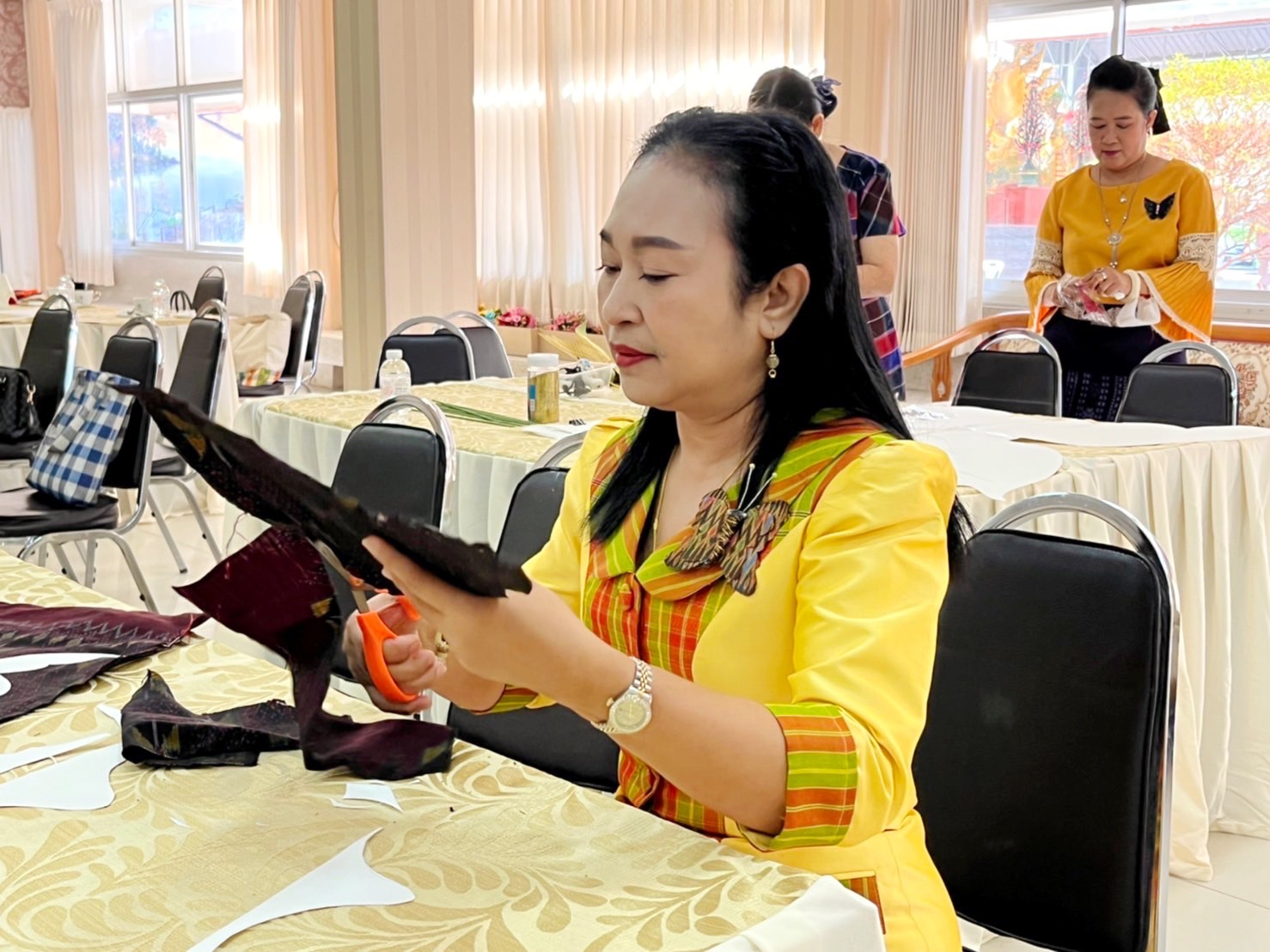 ชาวมหาสารคาม พร้อมใจ “ประดิษฐ์ผีเสื้อจากผ้าไทย” เพื่อนำไปใช้กิจกรรมออกร้านมัจฉากาชาด ในงานกาชาดประจำปี 2565