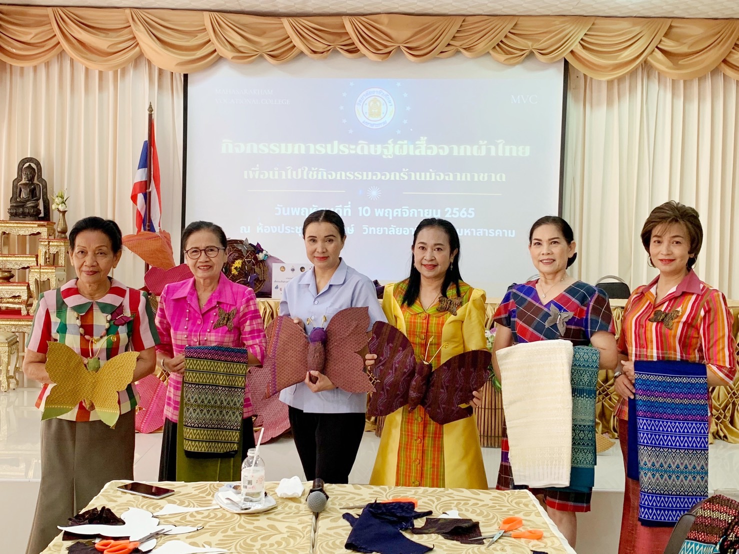 ชาวมหาสารคาม พร้อมใจ “ประดิษฐ์ผีเสื้อจากผ้าไทย” เพื่อนำไปใช้กิจกรรมออกร้านมัจฉากาชาด ในงานกาชาดประจำปี 2565