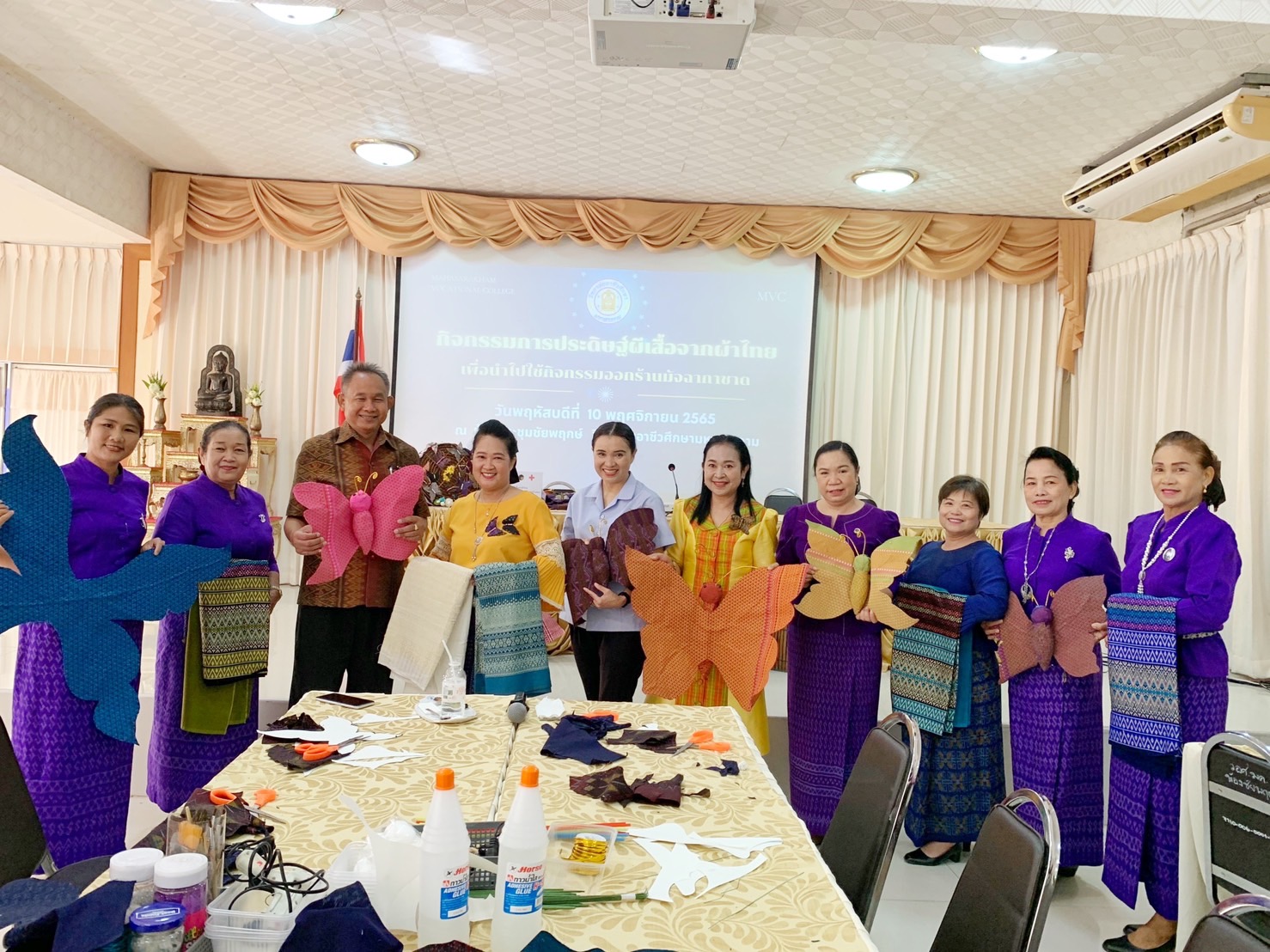 ชาวมหาสารคาม พร้อมใจ “ประดิษฐ์ผีเสื้อจากผ้าไทย” เพื่อนำไปใช้กิจกรรมออกร้านมัจฉากาชาด ในงานกาชาดประจำปี 2565