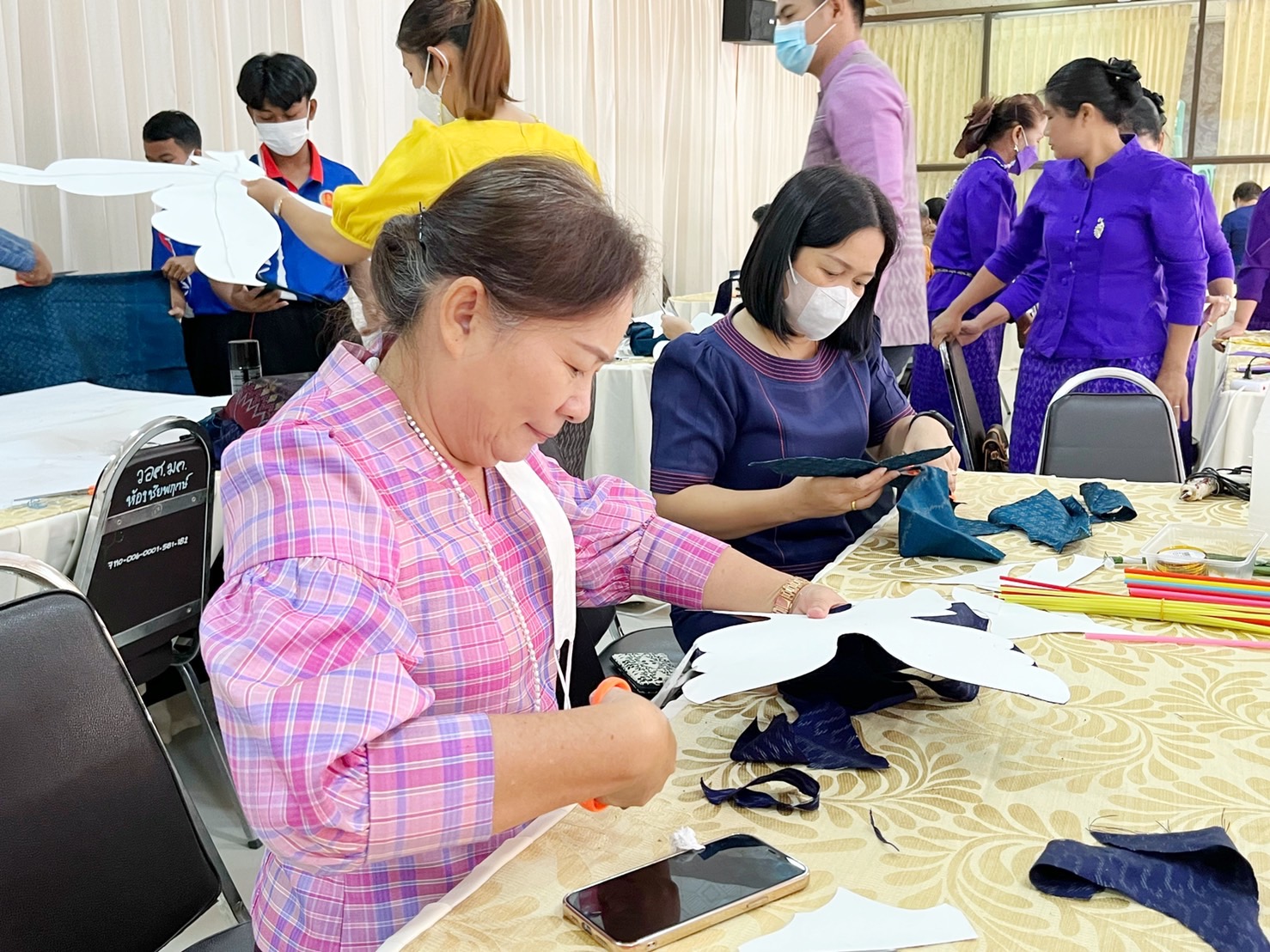 ชาวมหาสารคาม พร้อมใจ “ประดิษฐ์ผีเสื้อจากผ้าไทย” เพื่อนำไปใช้กิจกรรมออกร้านมัจฉากาชาด ในงานกาชาดประจำปี 2565