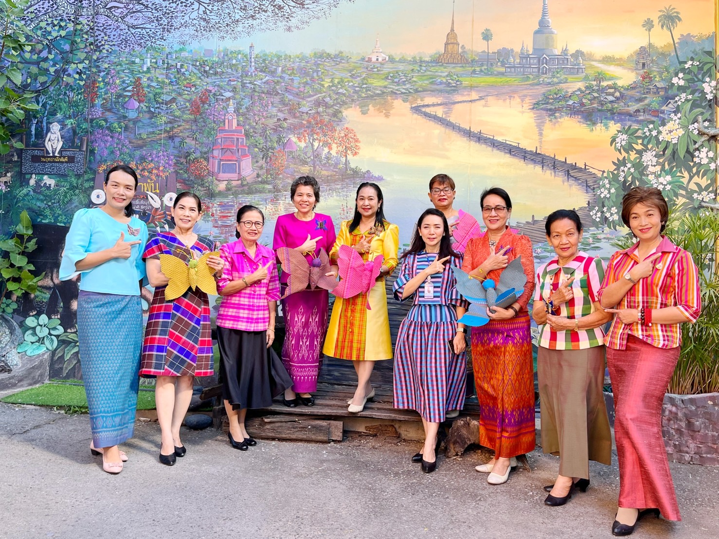 ชาวมหาสารคาม พร้อมใจ “ประดิษฐ์ผีเสื้อจากผ้าไทย” เพื่อนำไปใช้กิจกรรมออกร้านมัจฉากาชาด ในงานกาชาดประจำปี 2565