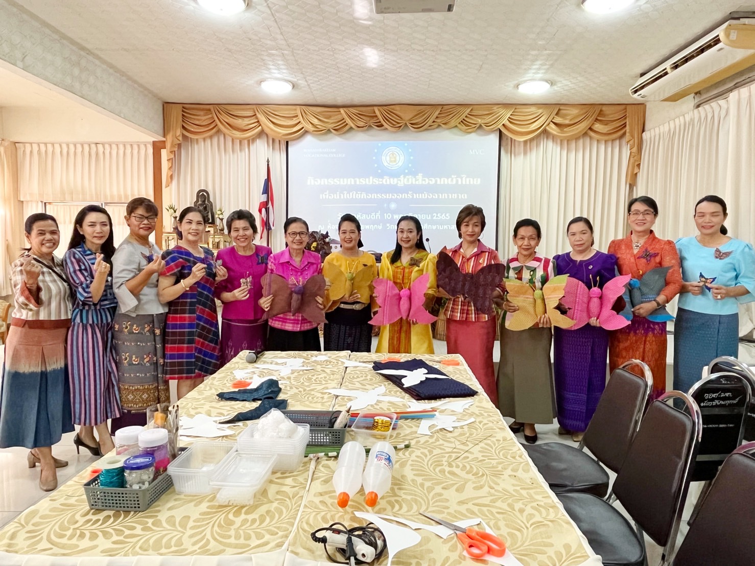ชาวมหาสารคาม พร้อมใจ “ประดิษฐ์ผีเสื้อจากผ้าไทย” เพื่อนำไปใช้กิจกรรมออกร้านมัจฉากาชาด ในงานกาชาดประจำปี 2565