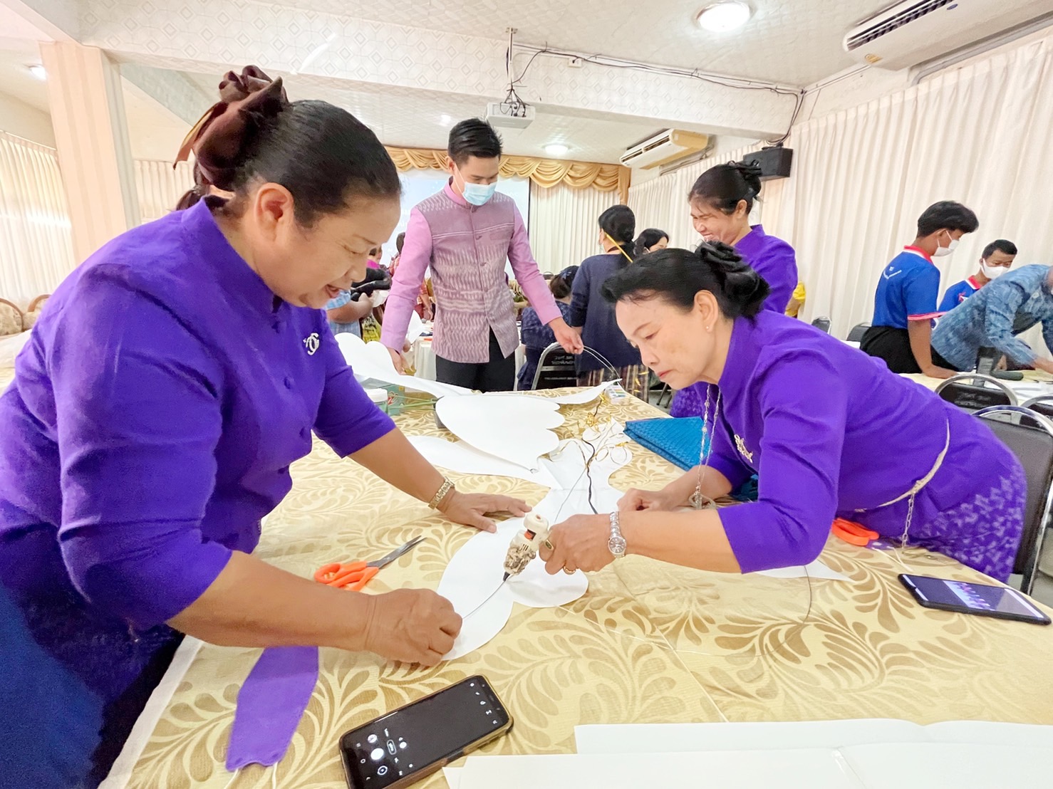 ชาวมหาสารคาม พร้อมใจ “ประดิษฐ์ผีเสื้อจากผ้าไทย” เพื่อนำไปใช้กิจกรรมออกร้านมัจฉากาชาด ในงานกาชาดประจำปี 2565