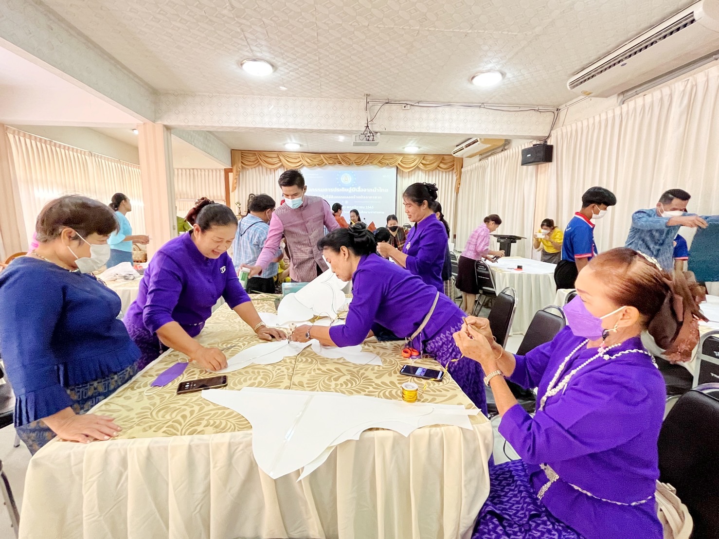 ชาวมหาสารคาม พร้อมใจ “ประดิษฐ์ผีเสื้อจากผ้าไทย” เพื่อนำไปใช้กิจกรรมออกร้านมัจฉากาชาด ในงานกาชาดประจำปี 2565