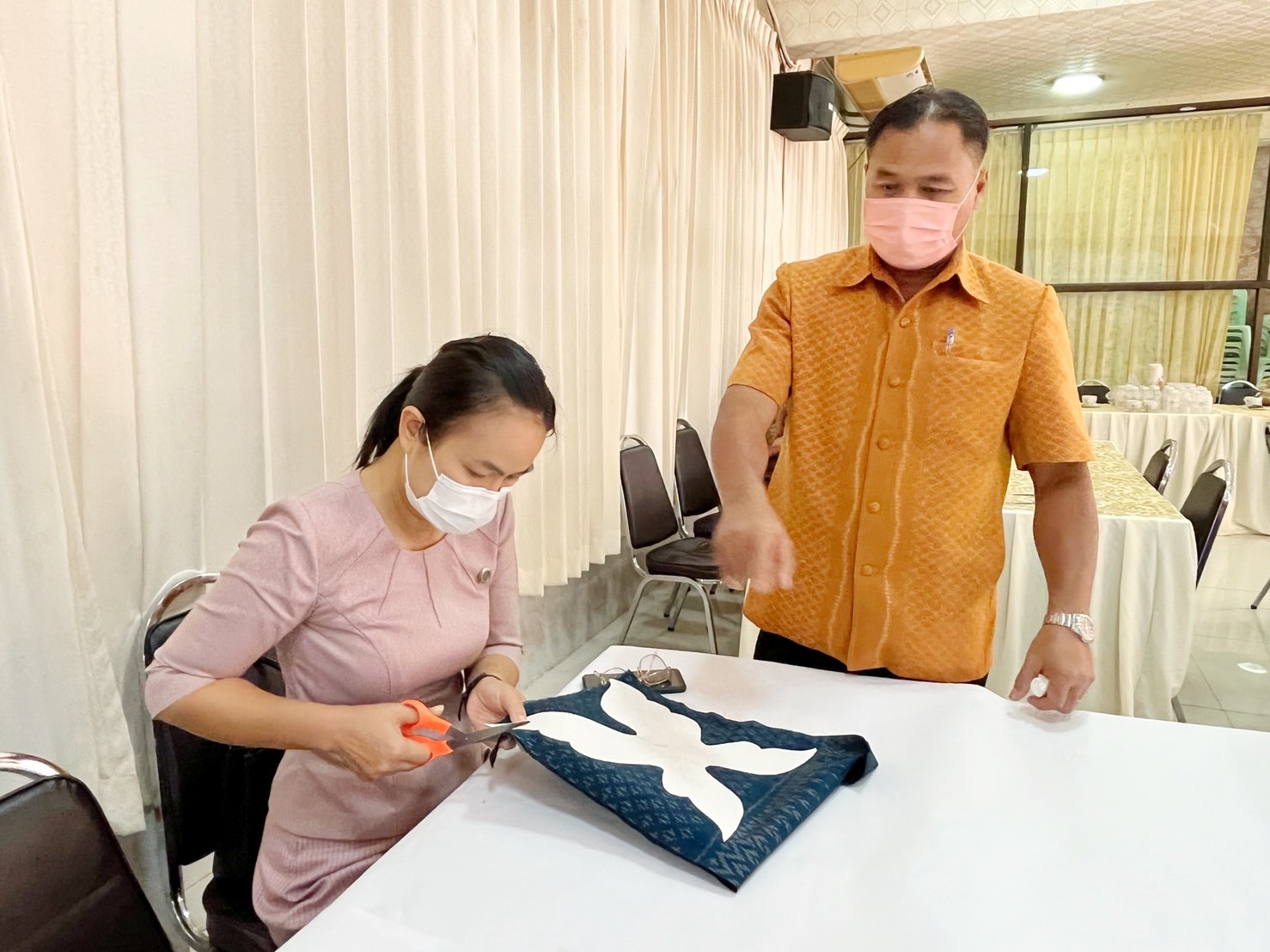 ชาวมหาสารคาม พร้อมใจ “ประดิษฐ์ผีเสื้อจากผ้าไทย” เพื่อนำไปใช้กิจกรรมออกร้านมัจฉากาชาด ในงานกาชาดประจำปี 2565