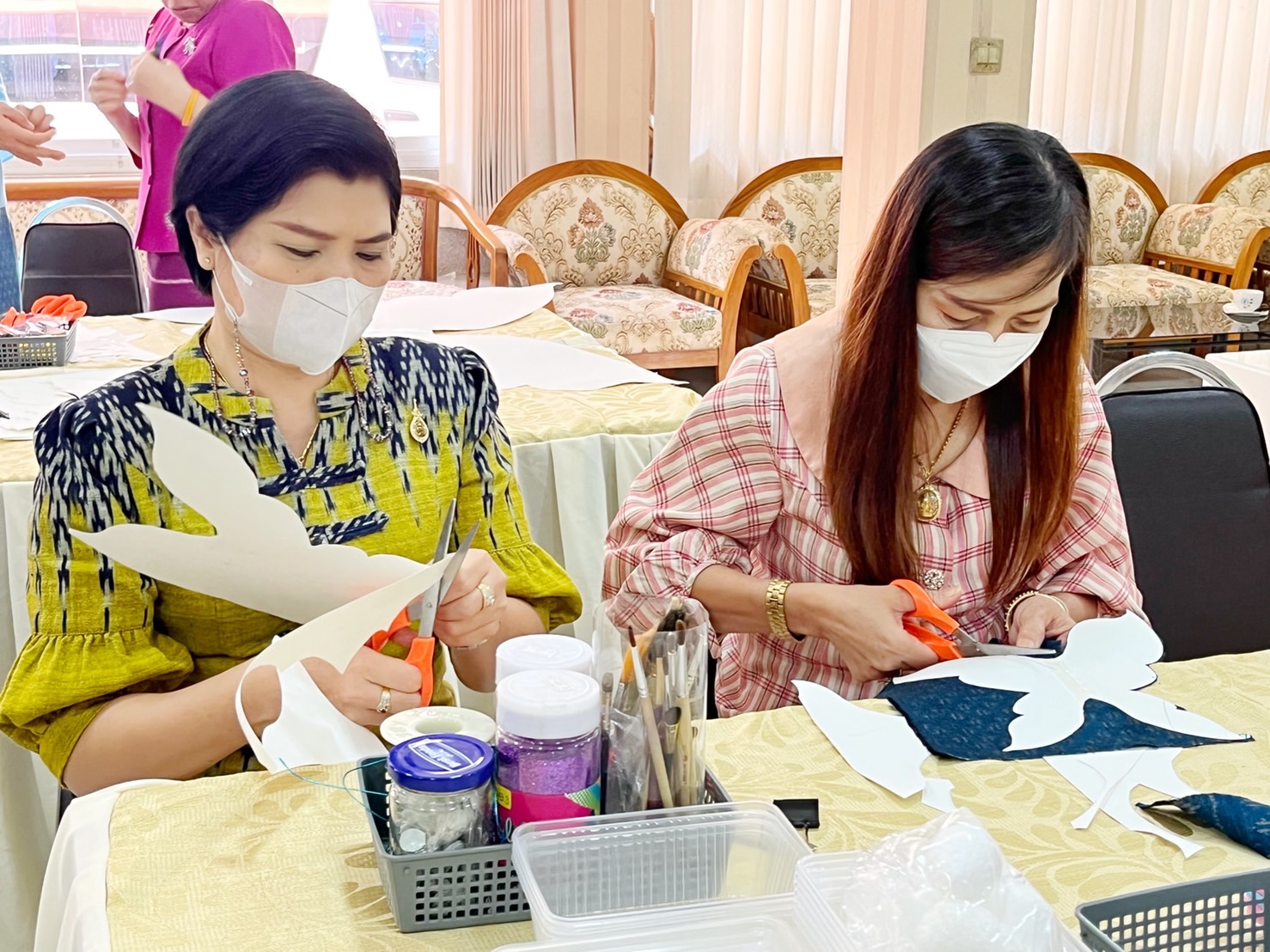 ชาวมหาสารคาม พร้อมใจ “ประดิษฐ์ผีเสื้อจากผ้าไทย” เพื่อนำไปใช้กิจกรรมออกร้านมัจฉากาชาด ในงานกาชาดประจำปี 2565