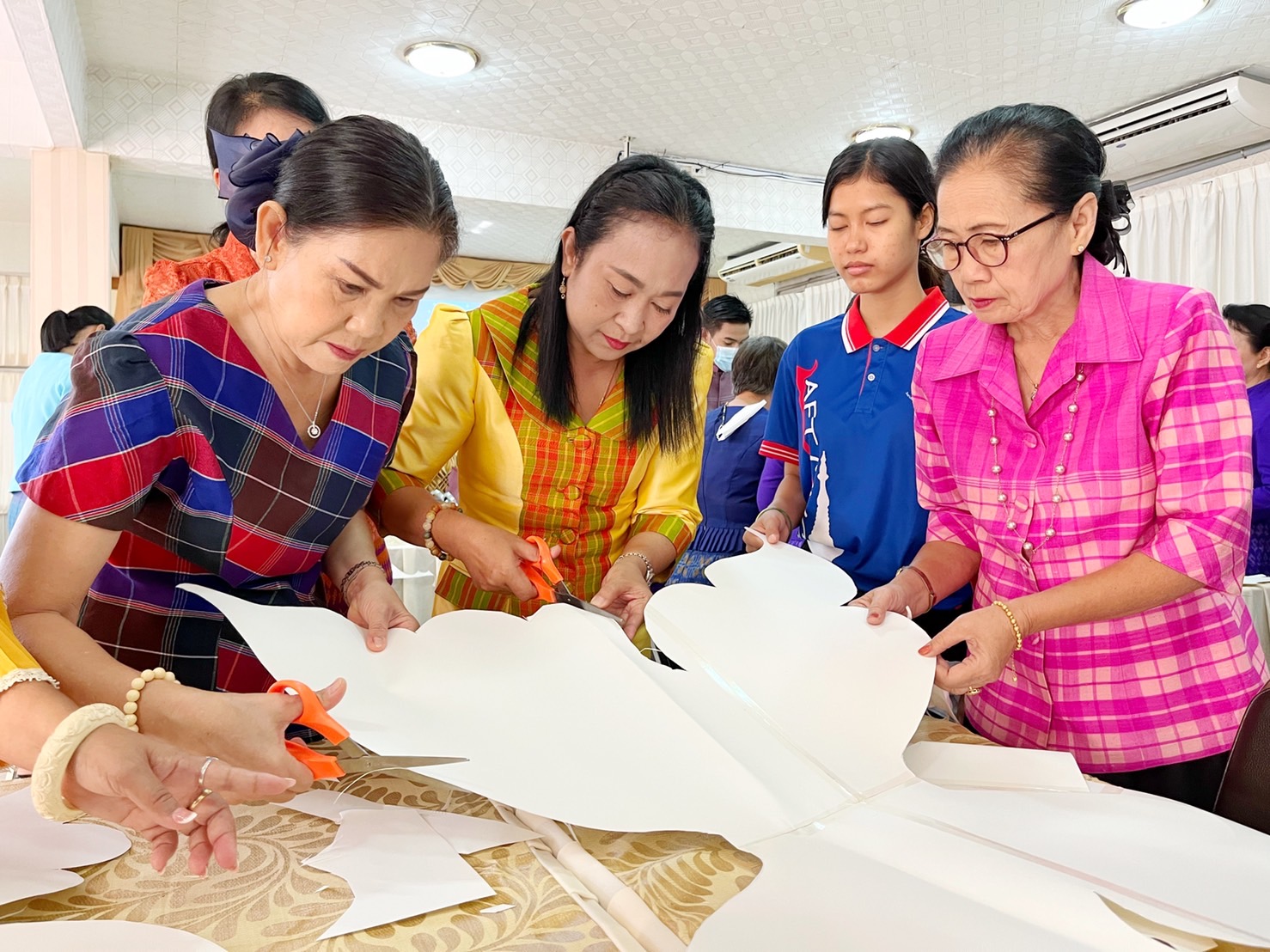 ชาวมหาสารคาม พร้อมใจ “ประดิษฐ์ผีเสื้อจากผ้าไทย” เพื่อนำไปใช้กิจกรรมออกร้านมัจฉากาชาด ในงานกาชาดประจำปี 2565