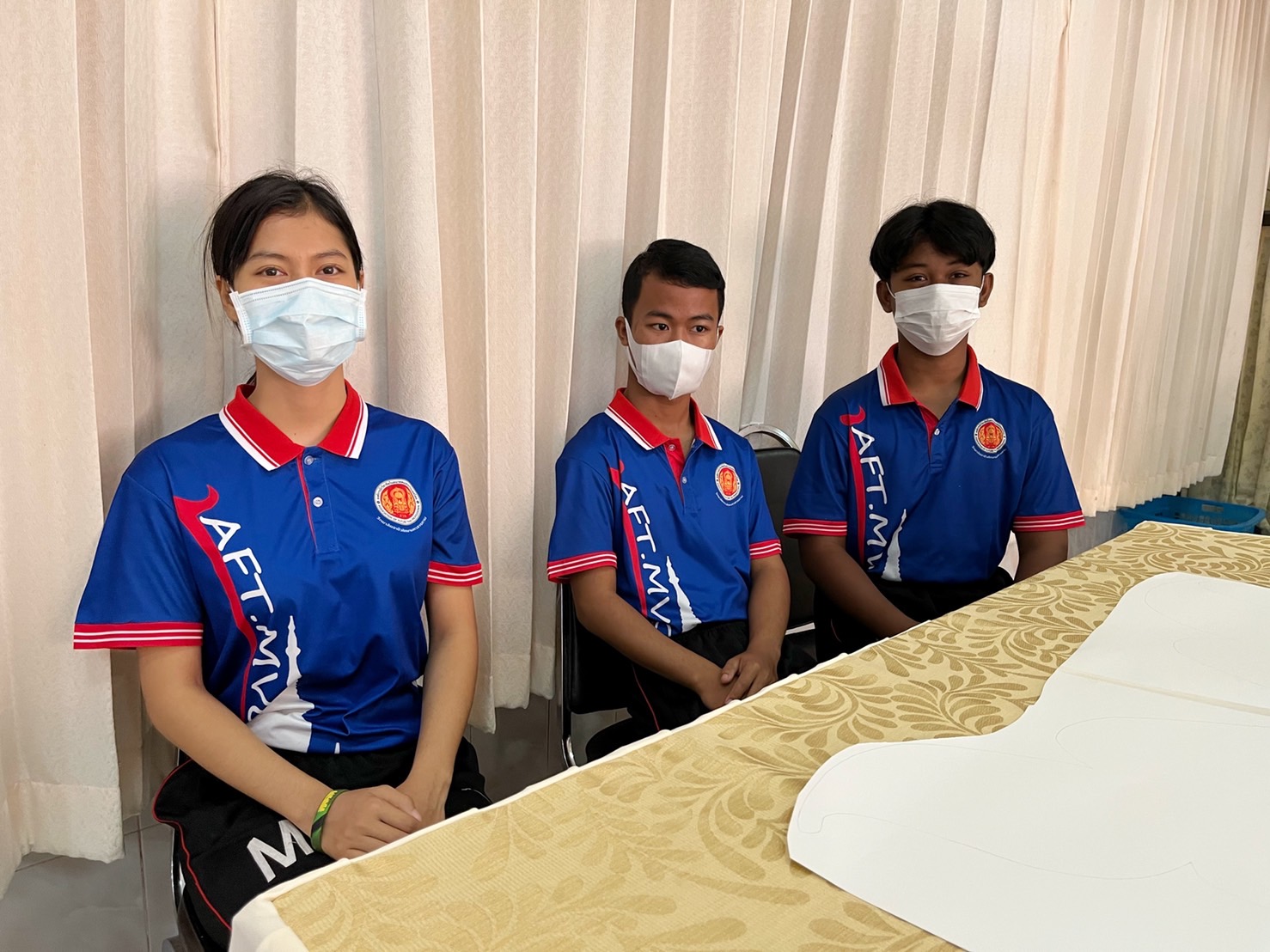 ชาวมหาสารคาม พร้อมใจ “ประดิษฐ์ผีเสื้อจากผ้าไทย” เพื่อนำไปใช้กิจกรรมออกร้านมัจฉากาชาด ในงานกาชาดประจำปี 2565