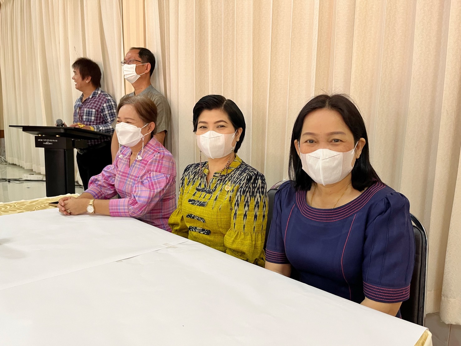 ชาวมหาสารคาม พร้อมใจ “ประดิษฐ์ผีเสื้อจากผ้าไทย” เพื่อนำไปใช้กิจกรรมออกร้านมัจฉากาชาด ในงานกาชาดประจำปี 2565