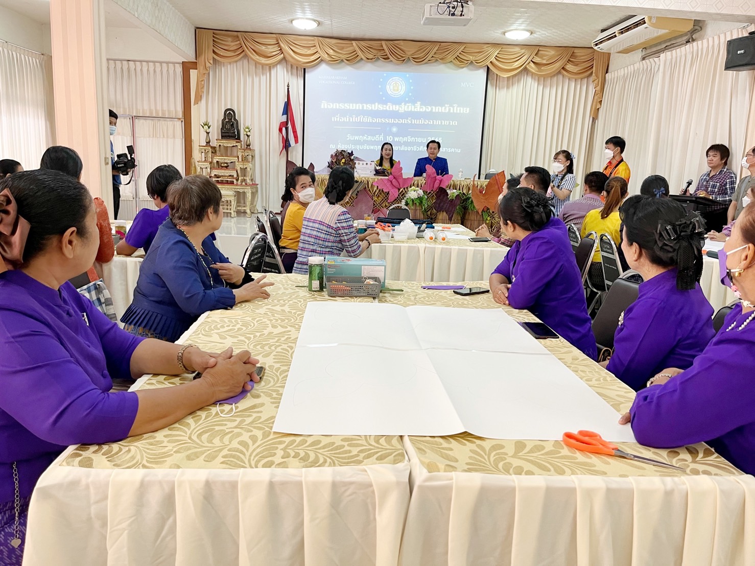 ชาวมหาสารคาม พร้อมใจ “ประดิษฐ์ผีเสื้อจากผ้าไทย” เพื่อนำไปใช้กิจกรรมออกร้านมัจฉากาชาด ในงานกาชาดประจำปี 2565