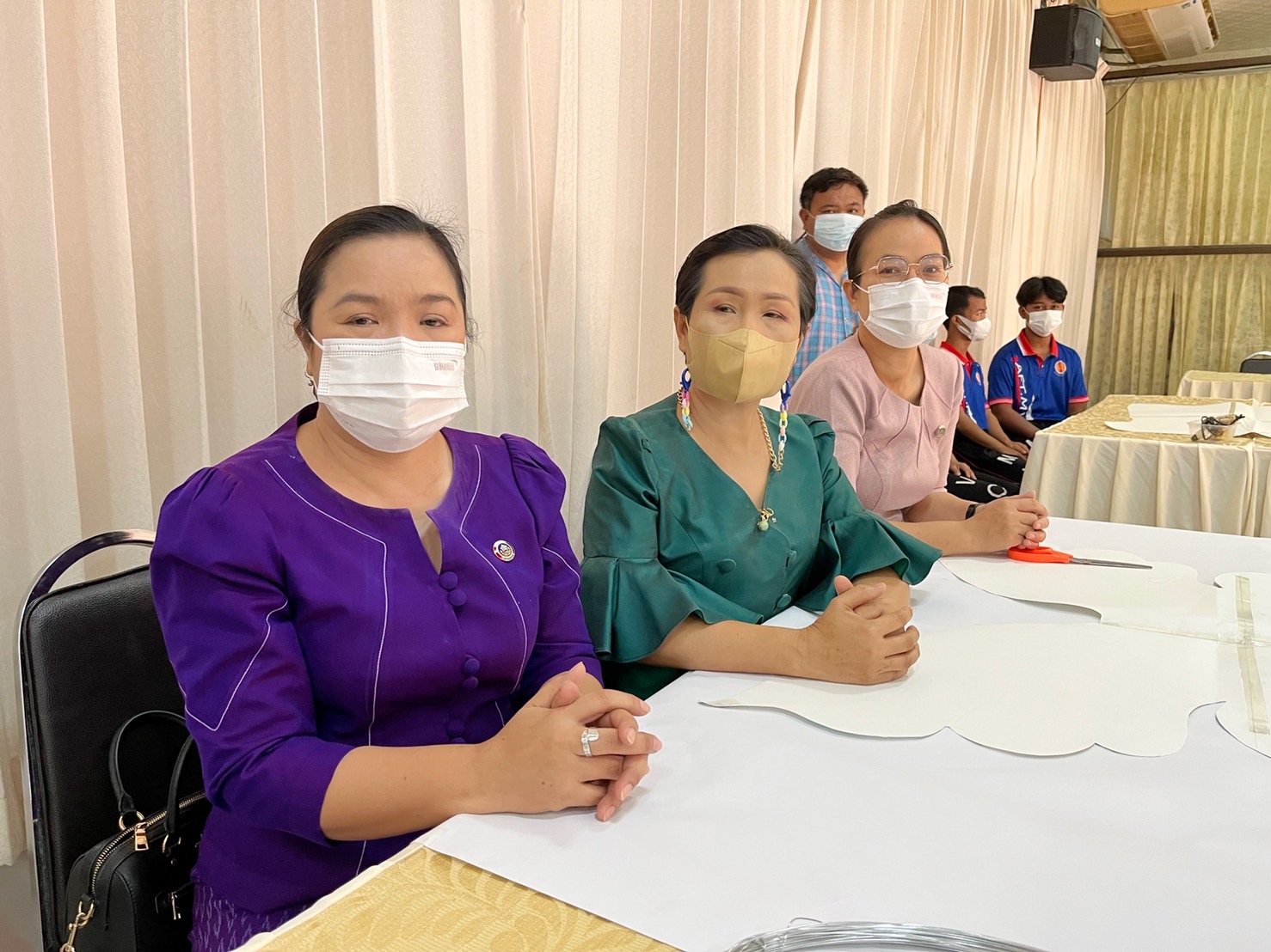 ชาวมหาสารคาม พร้อมใจ “ประดิษฐ์ผีเสื้อจากผ้าไทย” เพื่อนำไปใช้กิจกรรมออกร้านมัจฉากาชาด ในงานกาชาดประจำปี 2565