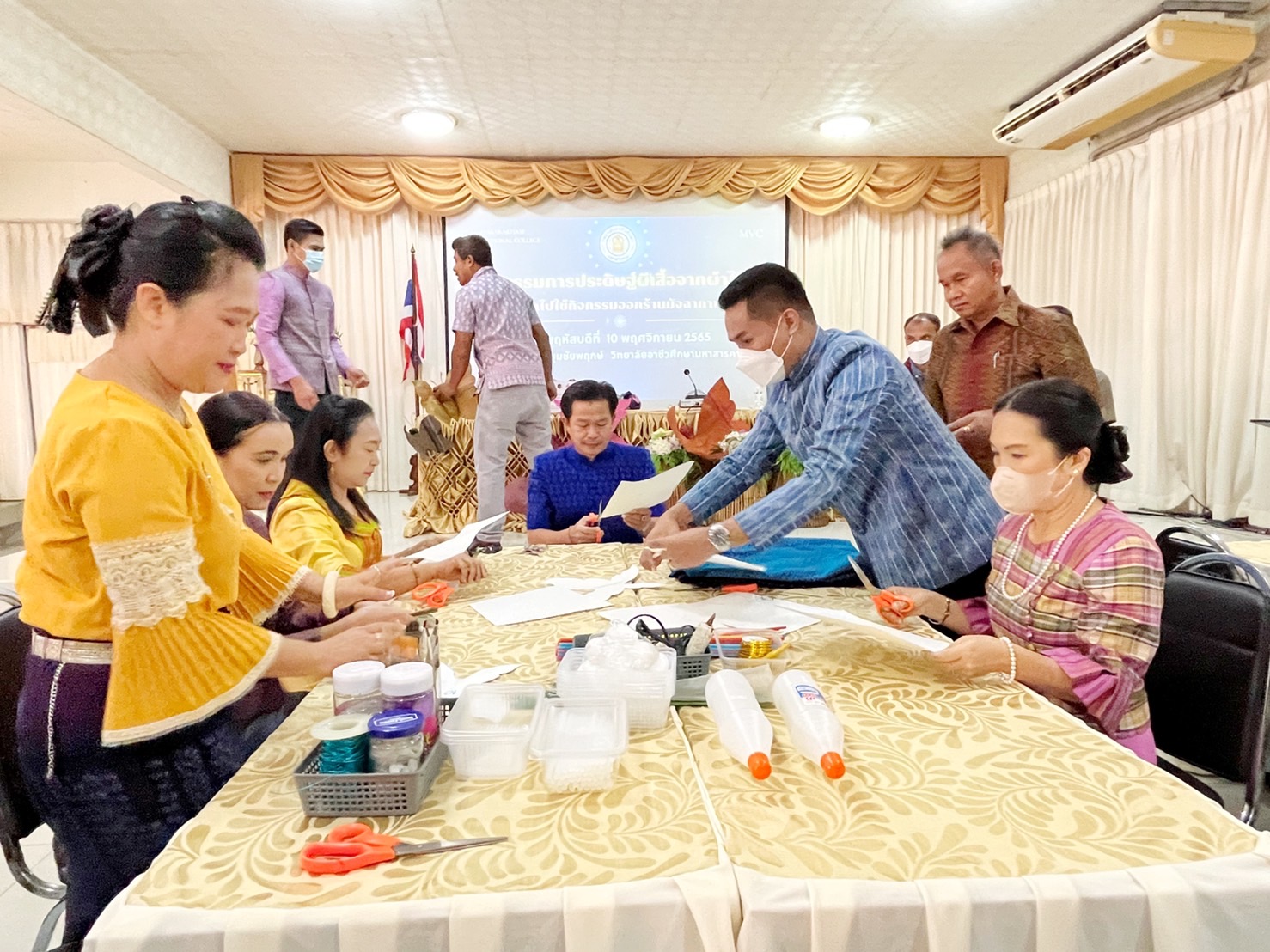 ชาวมหาสารคาม พร้อมใจ “ประดิษฐ์ผีเสื้อจากผ้าไทย” เพื่อนำไปใช้กิจกรรมออกร้านมัจฉากาชาด ในงานกาชาดประจำปี 2565