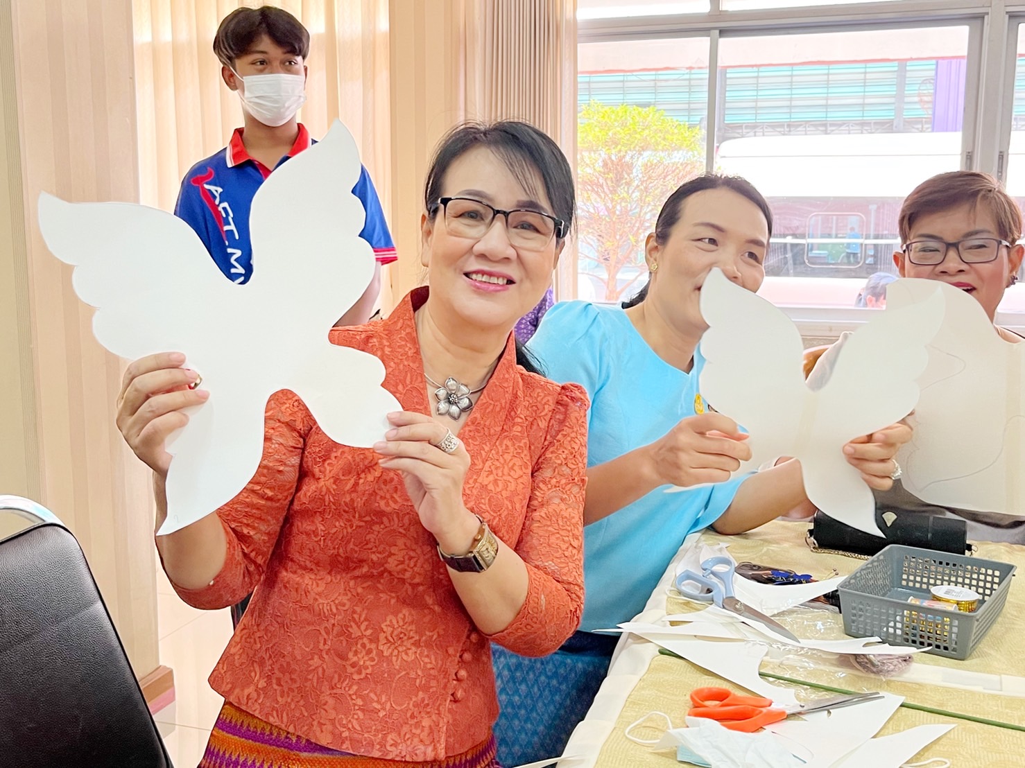 ชาวมหาสารคาม พร้อมใจ “ประดิษฐ์ผีเสื้อจากผ้าไทย” เพื่อนำไปใช้กิจกรรมออกร้านมัจฉากาชาด ในงานกาชาดประจำปี 2565