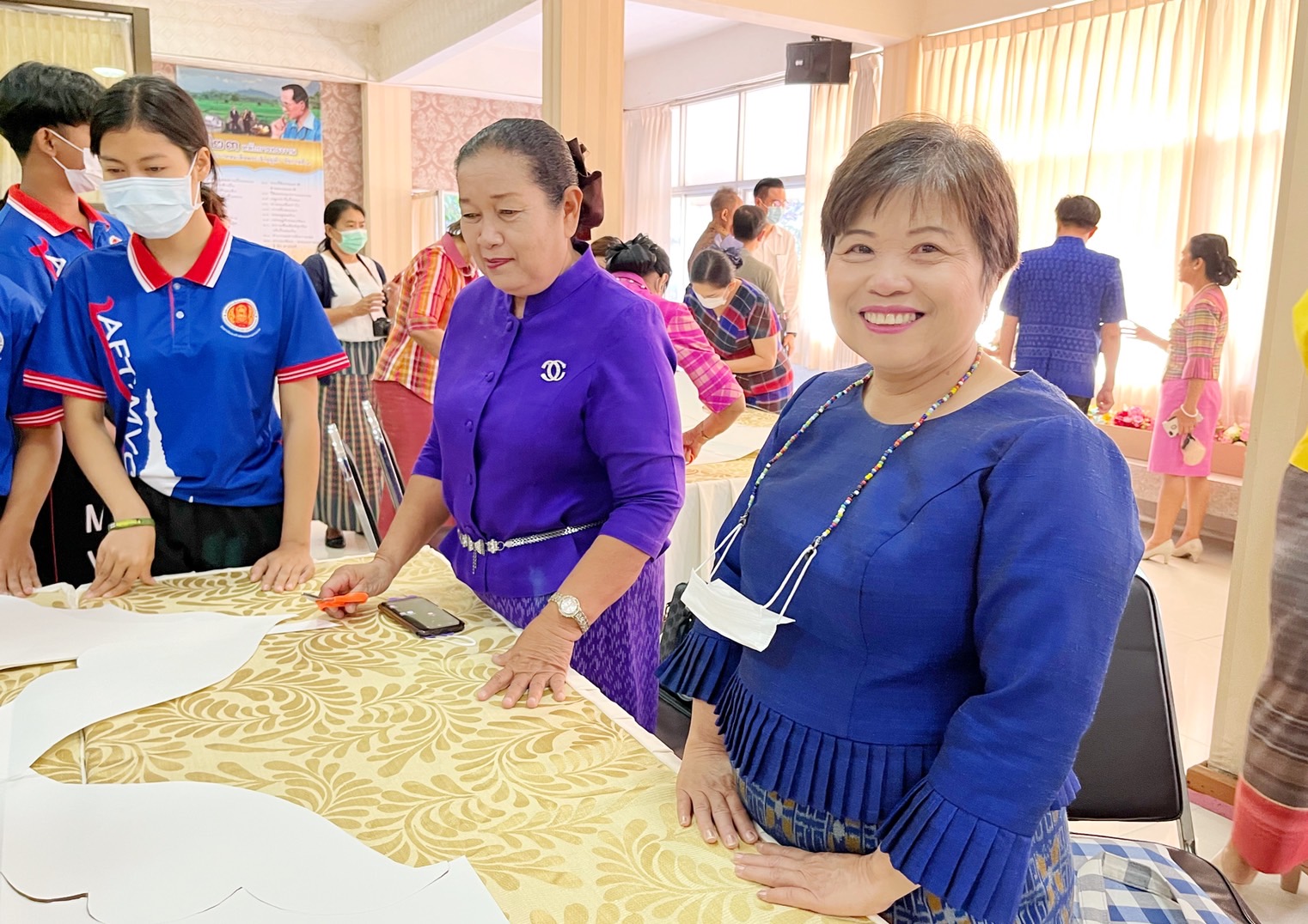 ชาวมหาสารคาม พร้อมใจ “ประดิษฐ์ผีเสื้อจากผ้าไทย” เพื่อนำไปใช้กิจกรรมออกร้านมัจฉากาชาด ในงานกาชาดประจำปี 2565
