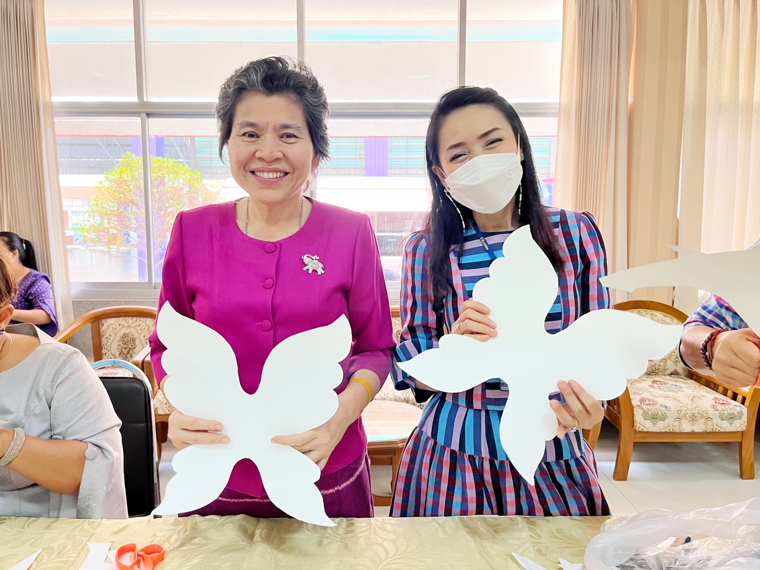 ชาวมหาสารคาม พร้อมใจ “ประดิษฐ์ผีเสื้อจากผ้าไทย” เพื่อนำไปใช้กิจกรรมออกร้านมัจฉากาชาด ในงานกาชาดประจำปี 2565