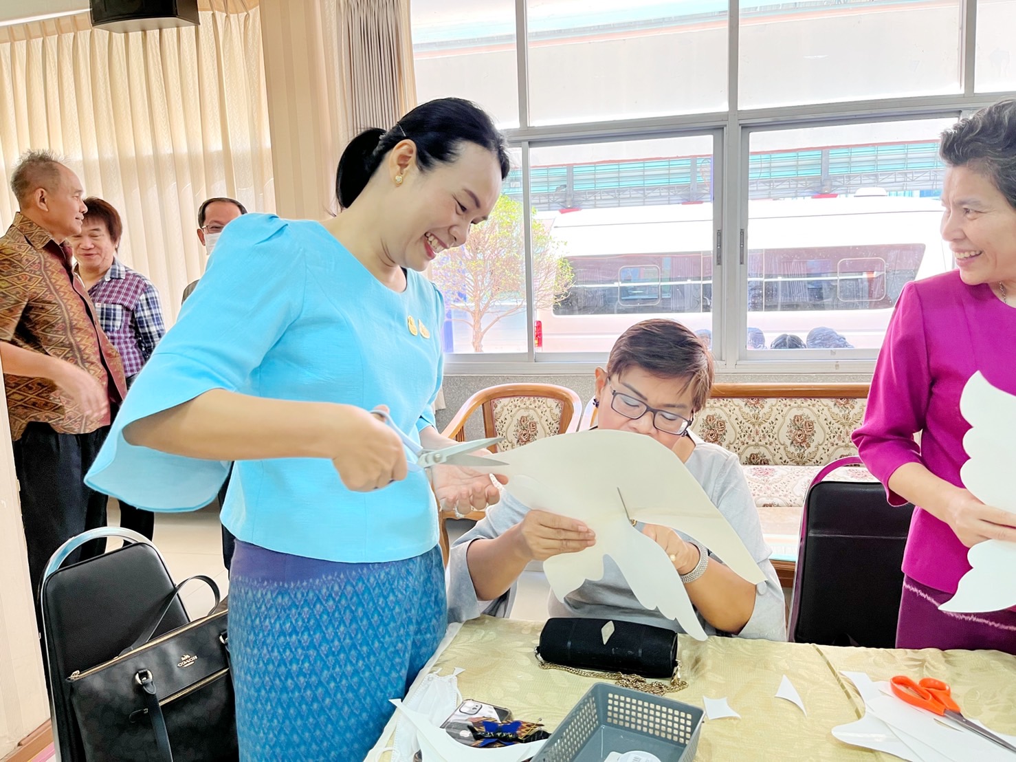 ชาวมหาสารคาม พร้อมใจ “ประดิษฐ์ผีเสื้อจากผ้าไทย” เพื่อนำไปใช้กิจกรรมออกร้านมัจฉากาชาด ในงานกาชาดประจำปี 2565