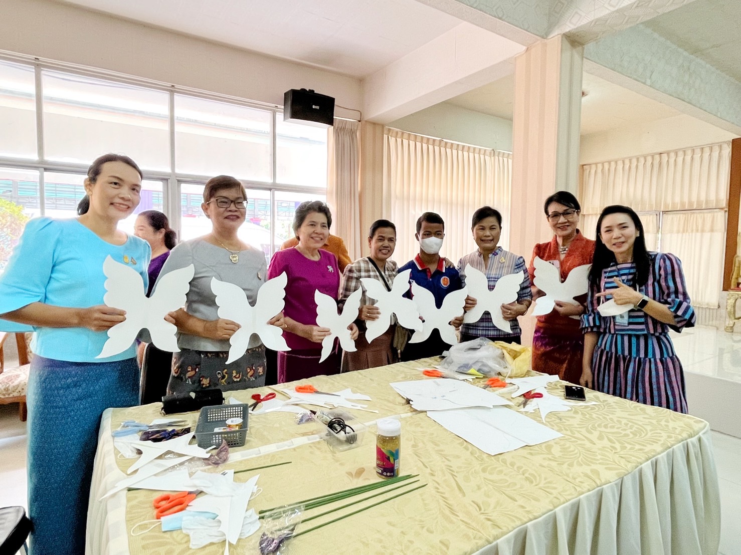 ชาวมหาสารคาม พร้อมใจ “ประดิษฐ์ผีเสื้อจากผ้าไทย” เพื่อนำไปใช้กิจกรรมออกร้านมัจฉากาชาด ในงานกาชาดประจำปี 2565