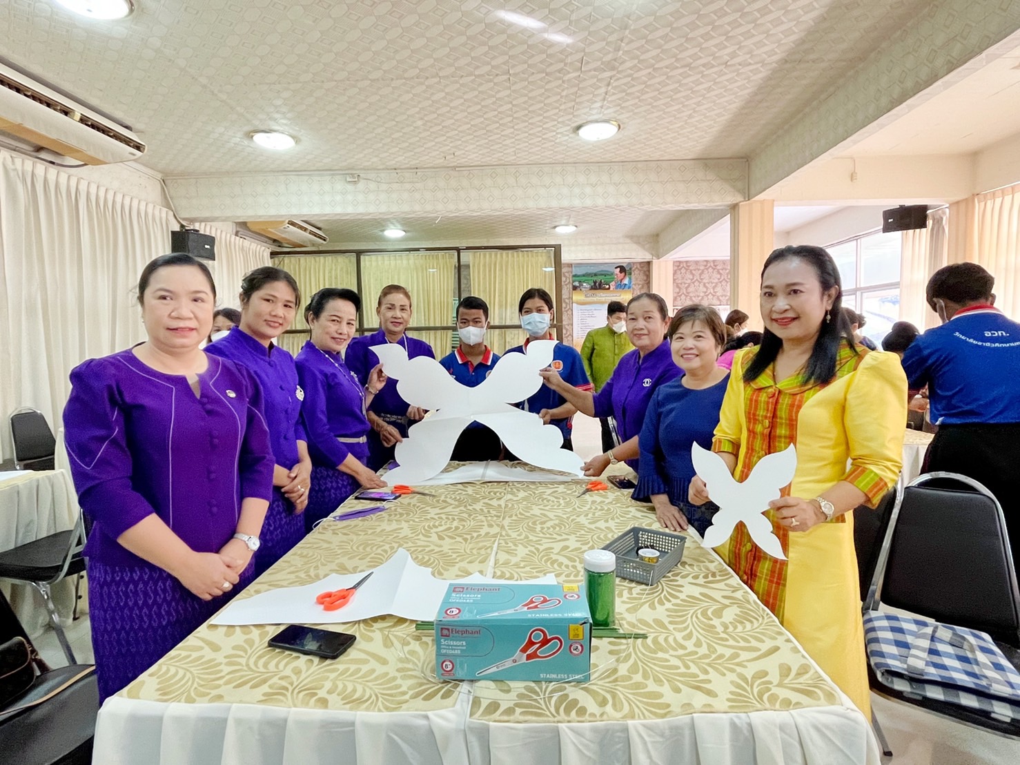 ชาวมหาสารคาม พร้อมใจ “ประดิษฐ์ผีเสื้อจากผ้าไทย” เพื่อนำไปใช้กิจกรรมออกร้านมัจฉากาชาด ในงานกาชาดประจำปี 2565