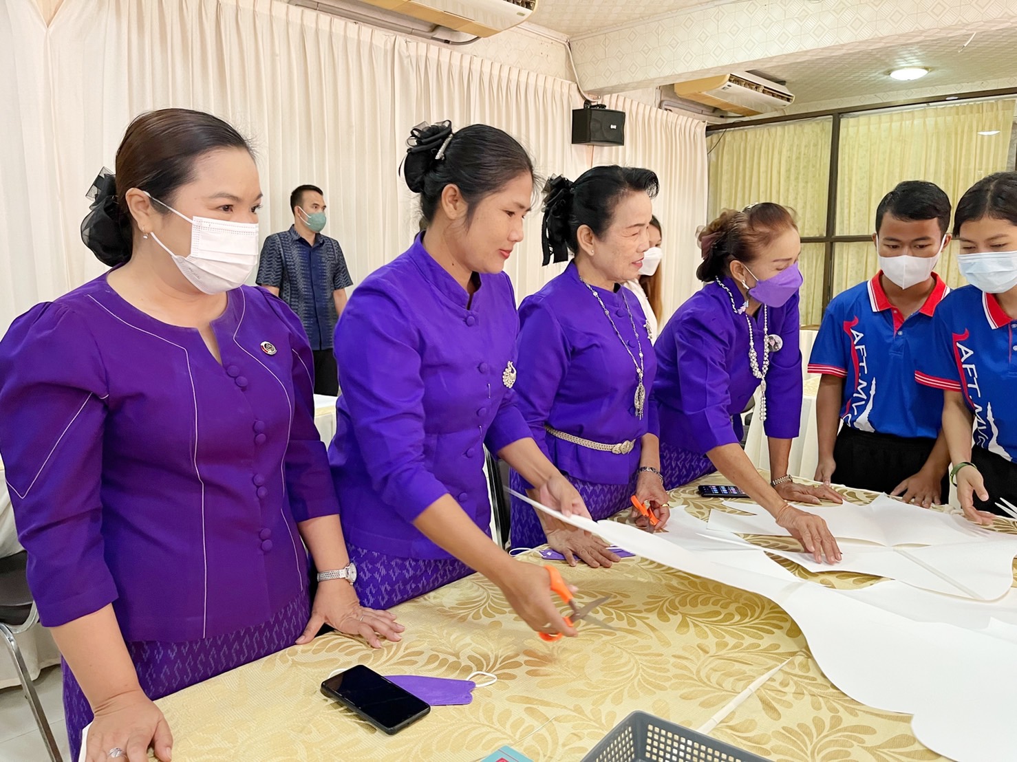 ชาวมหาสารคาม พร้อมใจ “ประดิษฐ์ผีเสื้อจากผ้าไทย” เพื่อนำไปใช้กิจกรรมออกร้านมัจฉากาชาด ในงานกาชาดประจำปี 2565