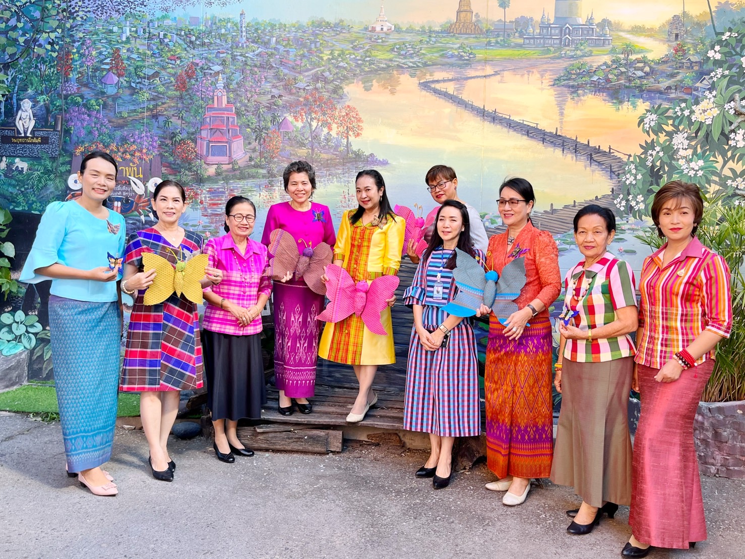 ชาวมหาสารคาม พร้อมใจ “ประดิษฐ์ผีเสื้อจากผ้าไทย” เพื่อนำไปใช้กิจกรรมออกร้านมัจฉากาชาด ในงานกาชาดประจำปี 2565