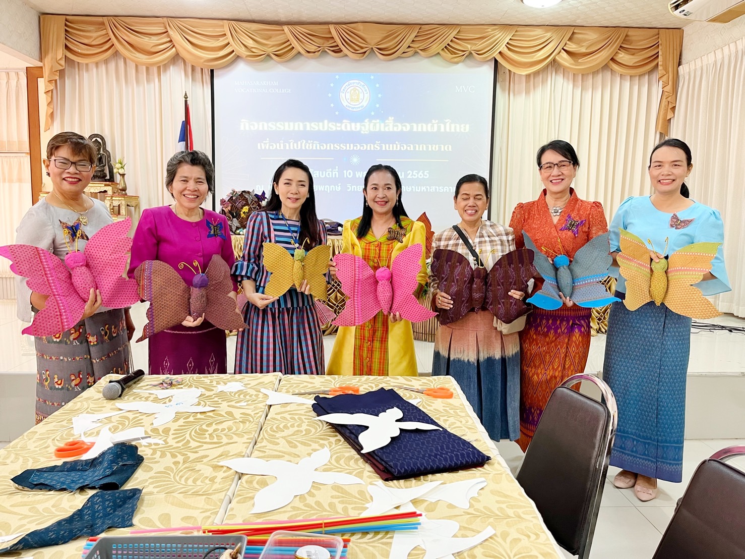 ชาวมหาสารคาม พร้อมใจ “ประดิษฐ์ผีเสื้อจากผ้าไทย” เพื่อนำไปใช้กิจกรรมออกร้านมัจฉากาชาด ในงานกาชาดประจำปี 2565