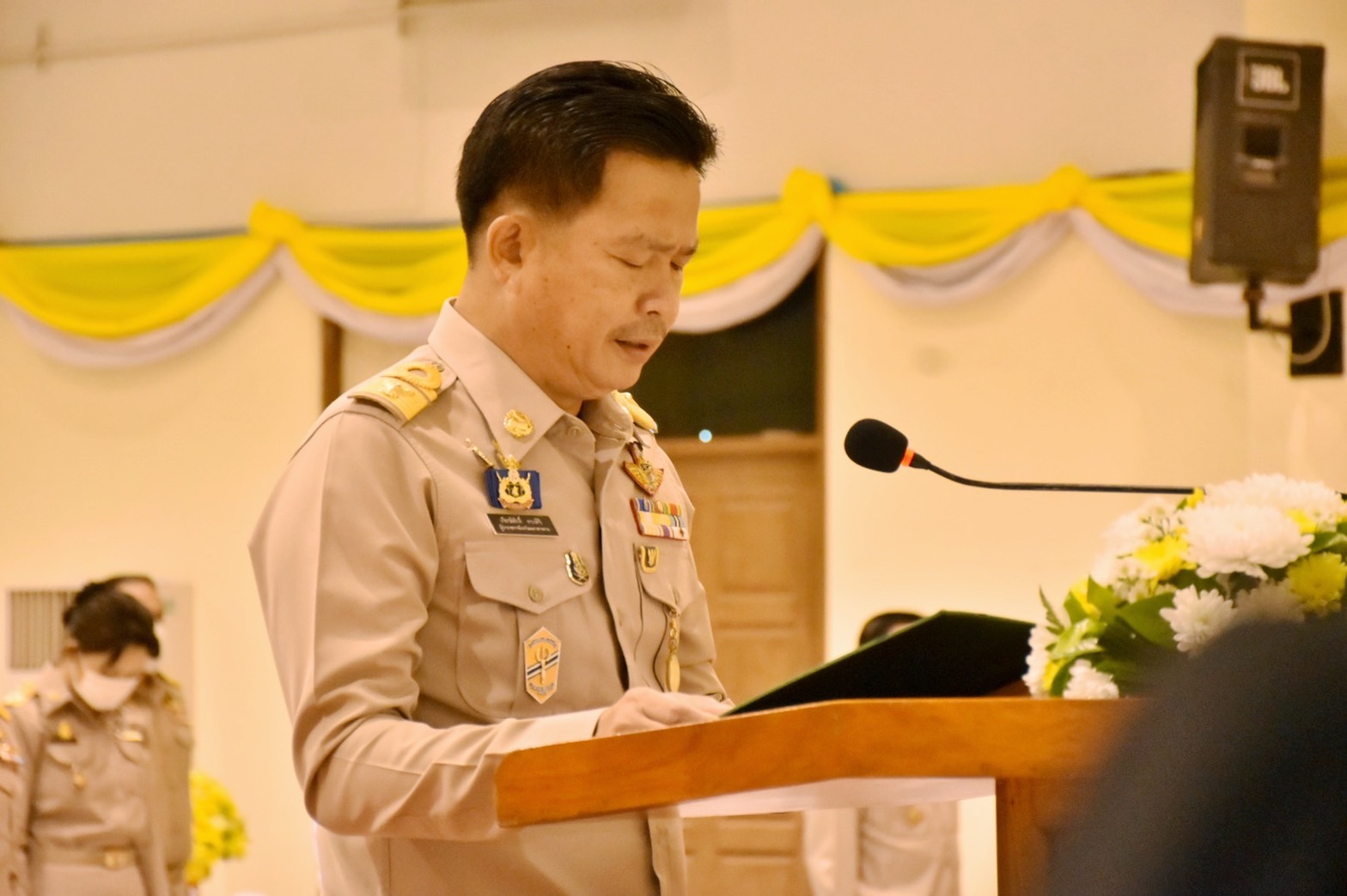 พช.มหาสารคาม ร่วมพิธีวางพานพุ่มดอกไม้สดถวายราชสักการะ เนื่องในวันพระบิดาแห่งฝนหลวง ประจำปี 2565