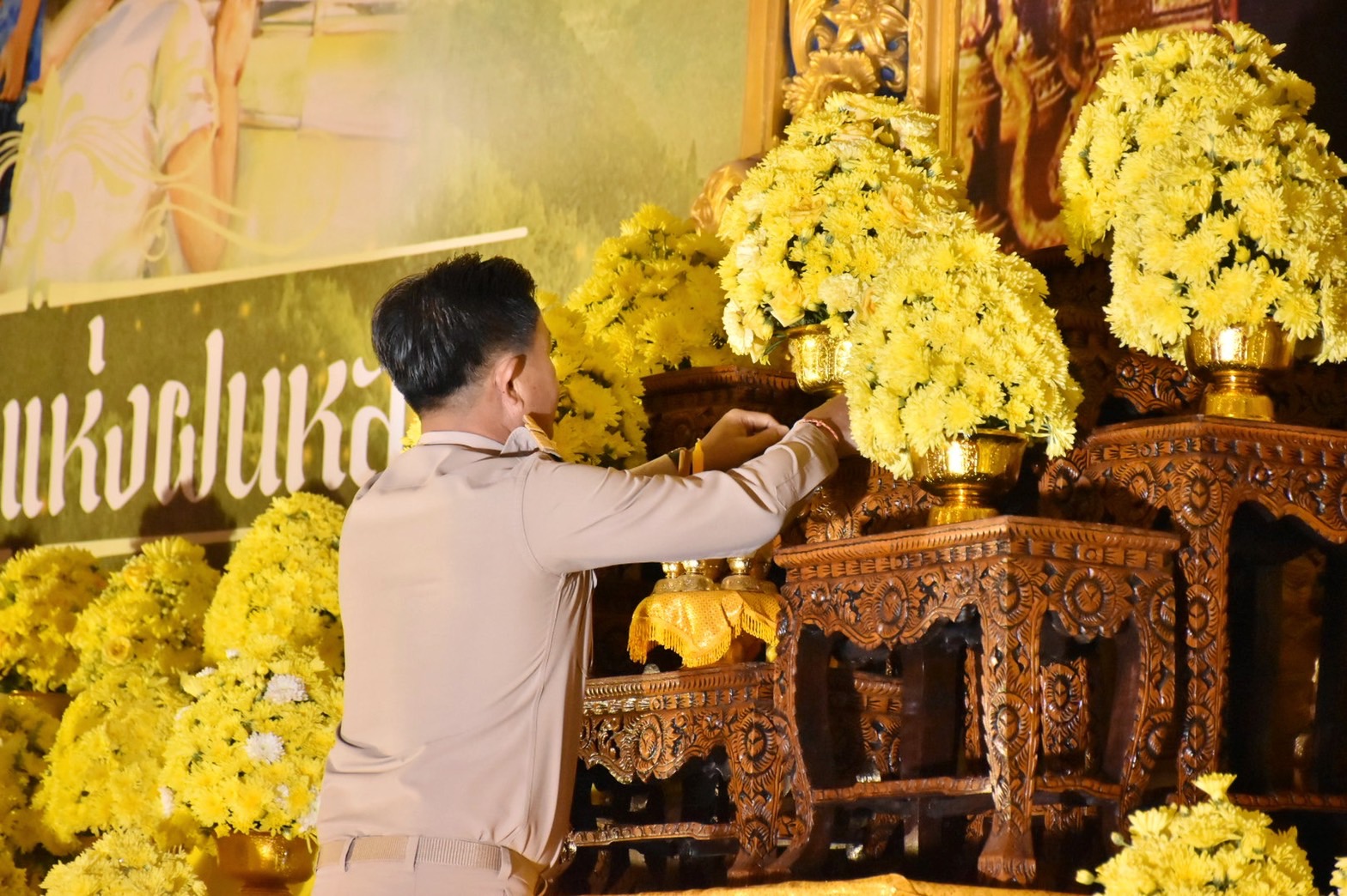 พช.มหาสารคาม ร่วมพิธีวางพานพุ่มดอกไม้สดถวายราชสักการะ เนื่องในวันพระบิดาแห่งฝนหลวง ประจำปี 2565