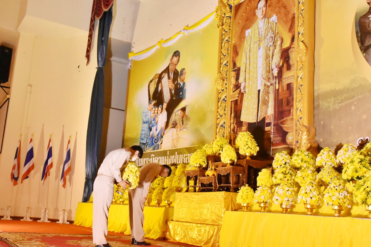 พช.มหาสารคาม ร่วมพิธีวางพานพุ่มดอกไม้สดถวายราชสักการะ เนื่องในวันพระบิดาแห่งฝนหลวง ประจำปี 2565